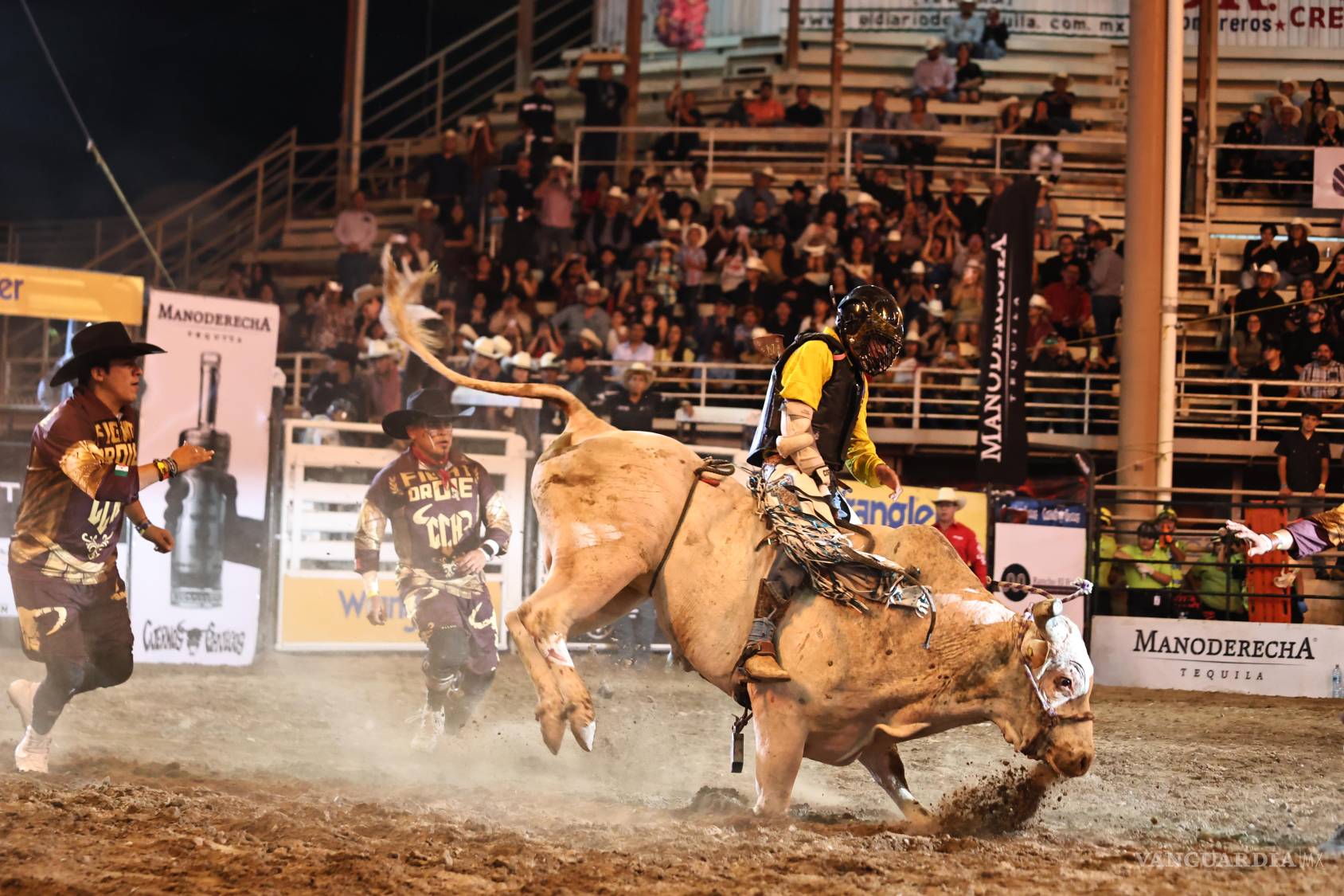 $!El Circuito Wrangler presentó Cuernos Chuecos, evento que se realizó en el Lienzo Charro Profesor Enrique González.