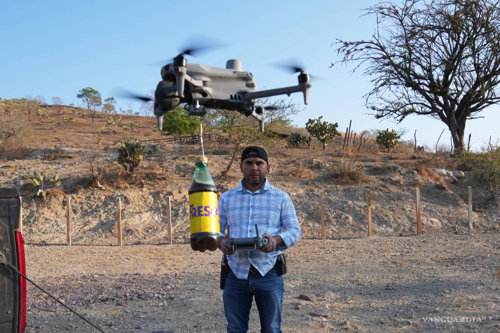 $!Un miembro de un grupo local de autodefensa formado en respuesta a la violencia de los cárteles utiliza un dron para entregar café caliente a sus compañeros.