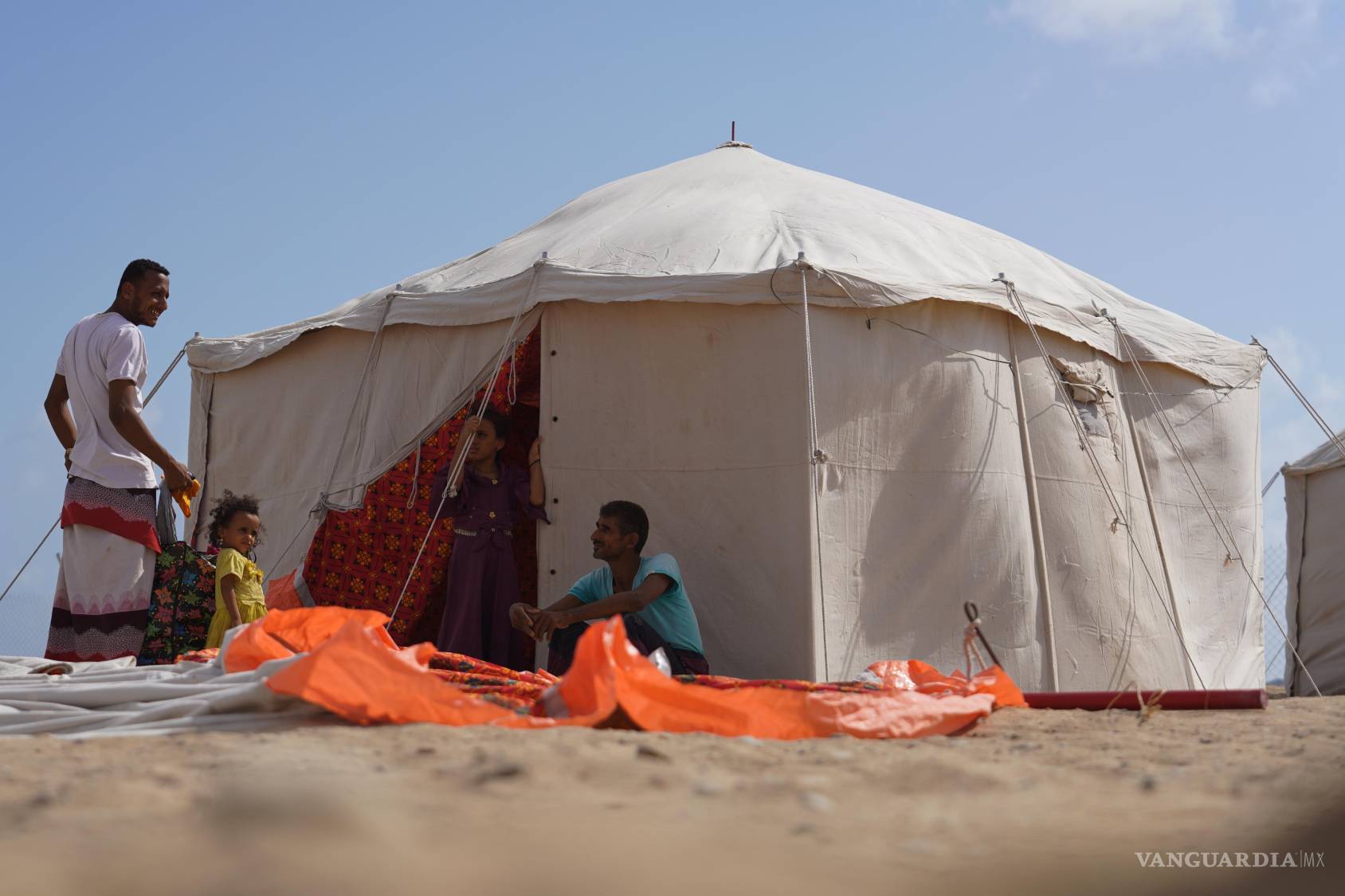 $!Miembros de una familia yemení desplazada, originaria de Taiz, sentados frente a una tienda de campaña en el campamento Al-Firdaws, en Ras Imran, Yemen.