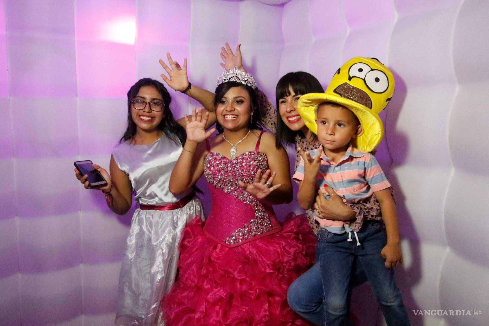 $!Sabinenses hacen realidad el sueño de la quinceañera Perla Yadira