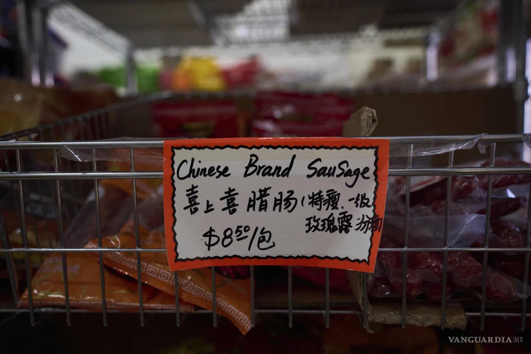 $!Una etiqueta de precio escrita a mano para salchichas importadas de China en un supermercado del barrio chino de Los Ángeles, el viernes 11 de abril de 2025.