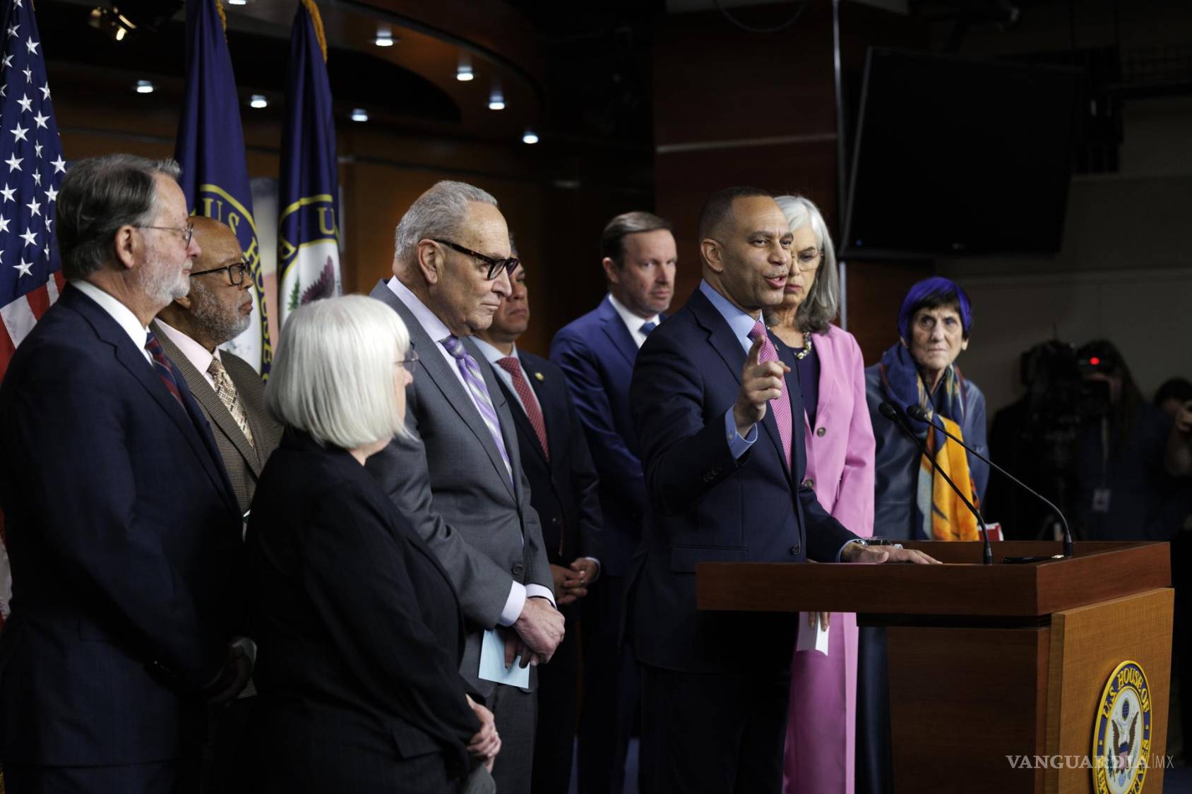 $!El líder de la minoría de la Cámara de Representantes Hakeem Jeffries, en una conferencia de prensa en el Capitolio sobre la financiación del DHS.