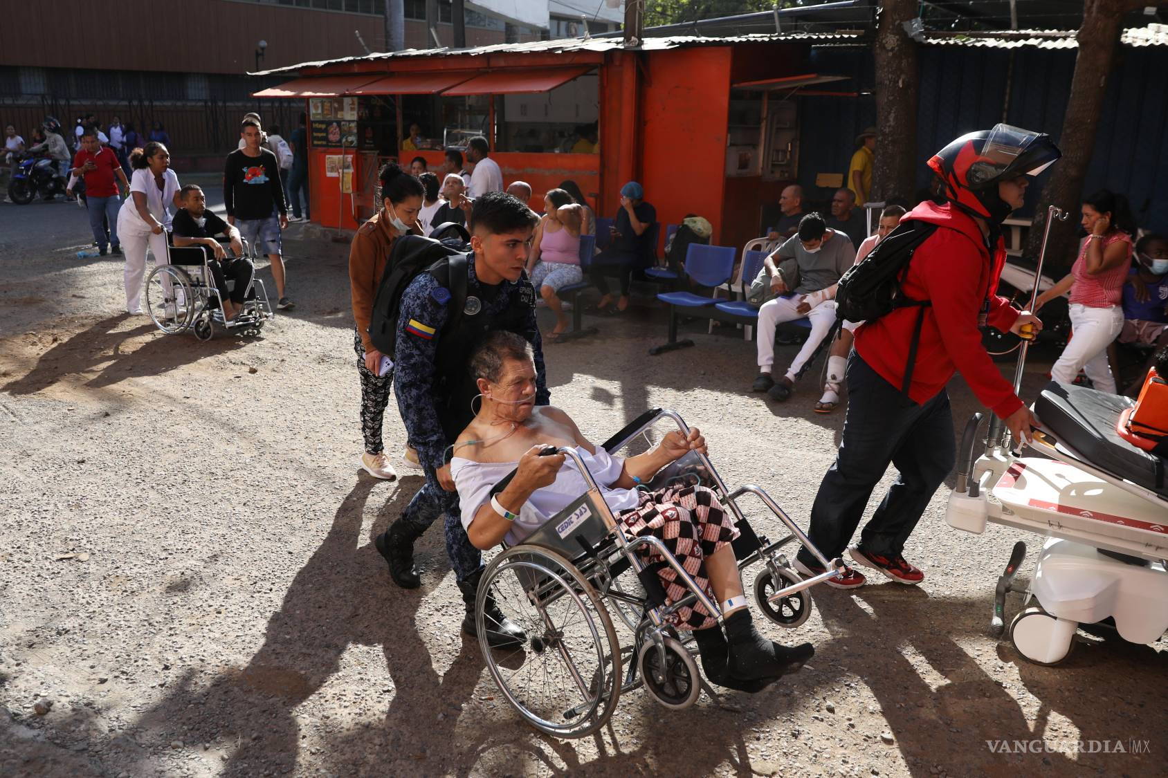 $!Evacúan a pacientes de un hospital tras el terremoto que sacudió Cali, Colombia, el lunes 10 de agosto de 2026.