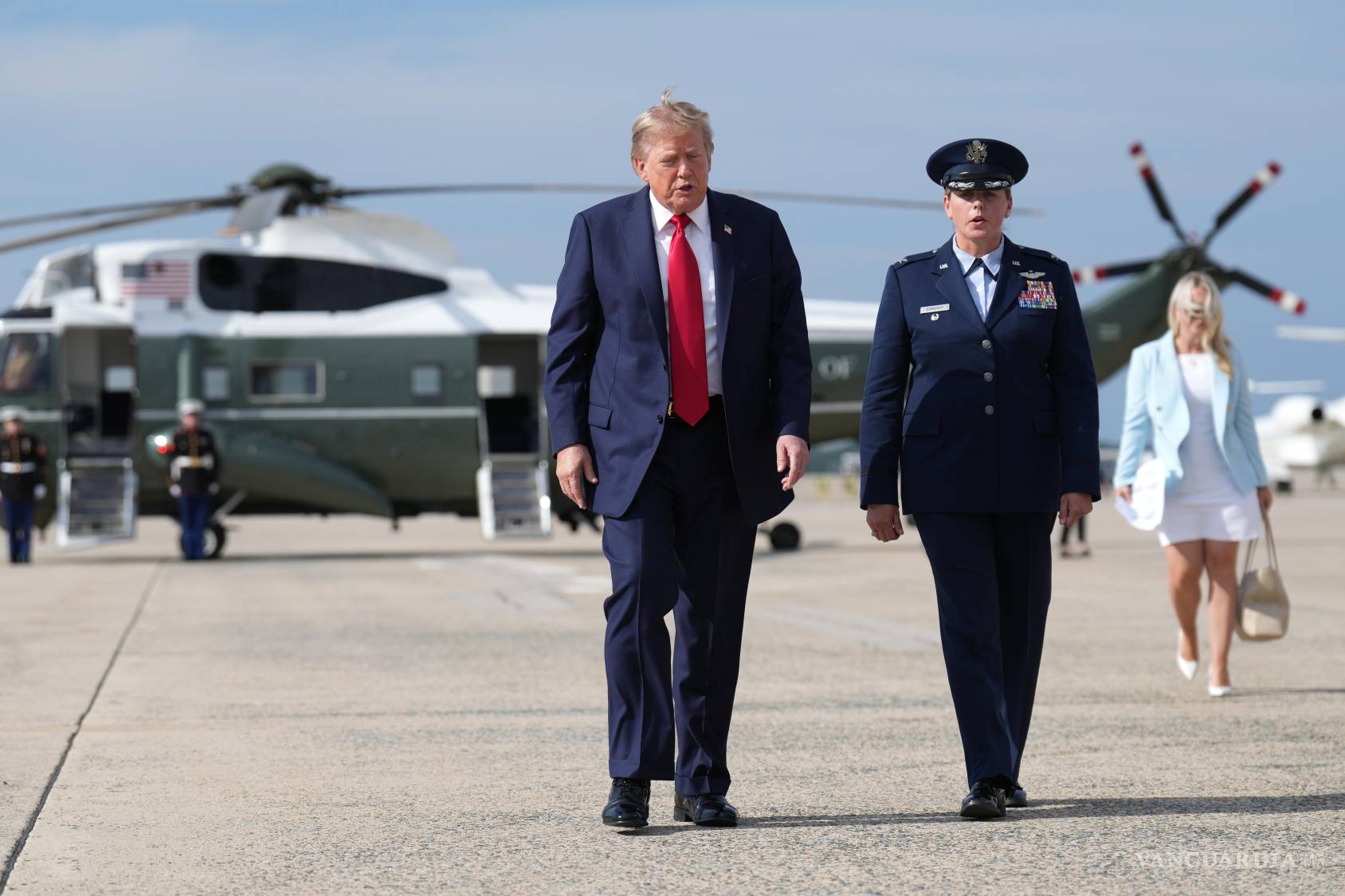 $!El presidente de EU, Donald Trump sale del Marine One para abordar el Air Force One en la Base Conjunta Andrews, Maryland, de camino a Carolina del Sur.