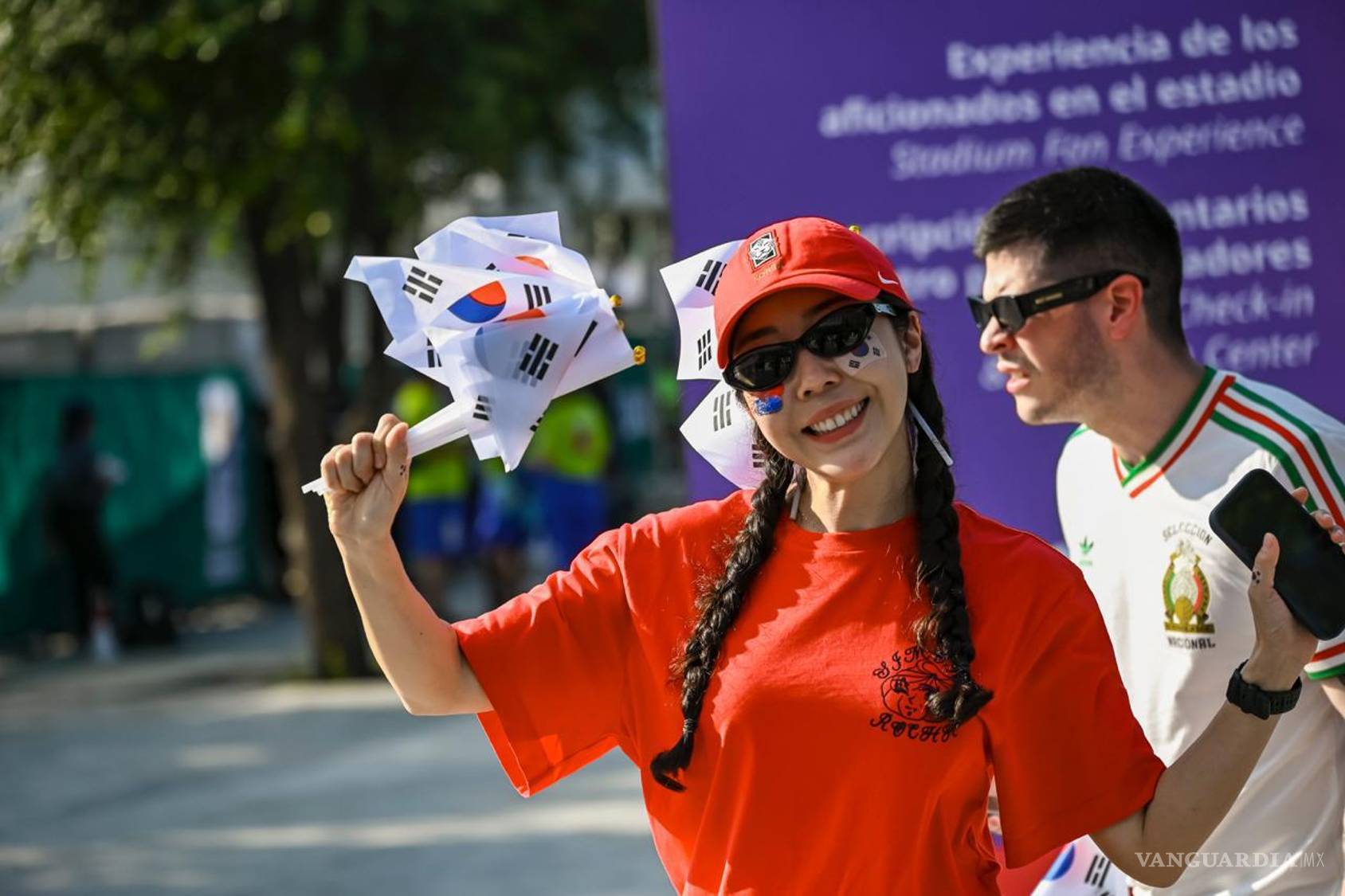 $!Hinchas provenientes de Corea del Sur celebran en una zona pública de la ciudad, donde han encontrado un entorno de hospitalidad por parte de la afición mexicana.