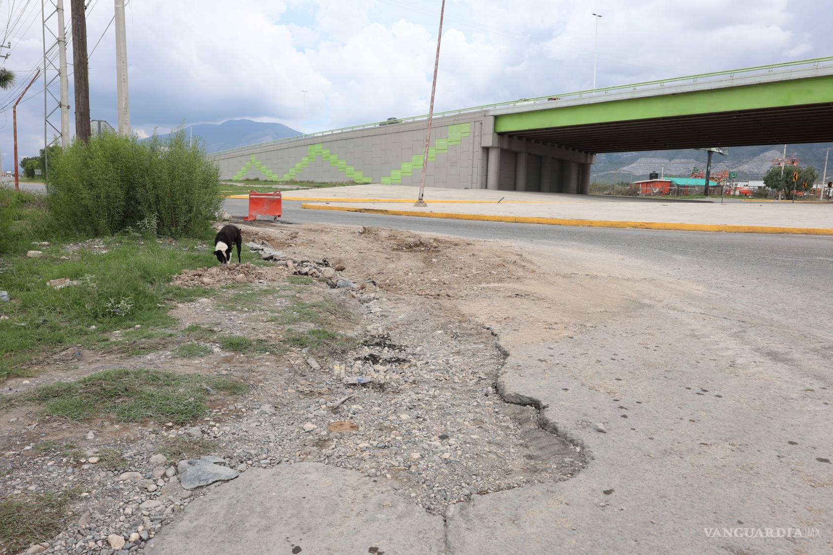 $!El material arrastrado por la sierra cubre parte de la vialidad, complicando el tránsito.