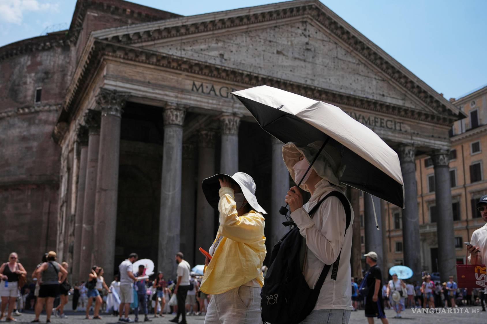 $!Turistas utilizan paraguas para protegerse del sol en la plaza del Panteón, en Roma, el 29 de junio de 2026.