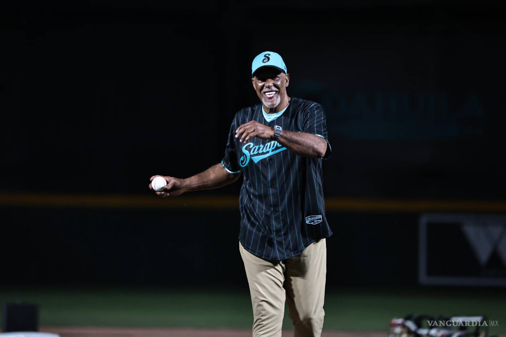 $!Orlando Sánchez protagonizó el lanzamiento de la primera bola en una noche llena de simbolismo.