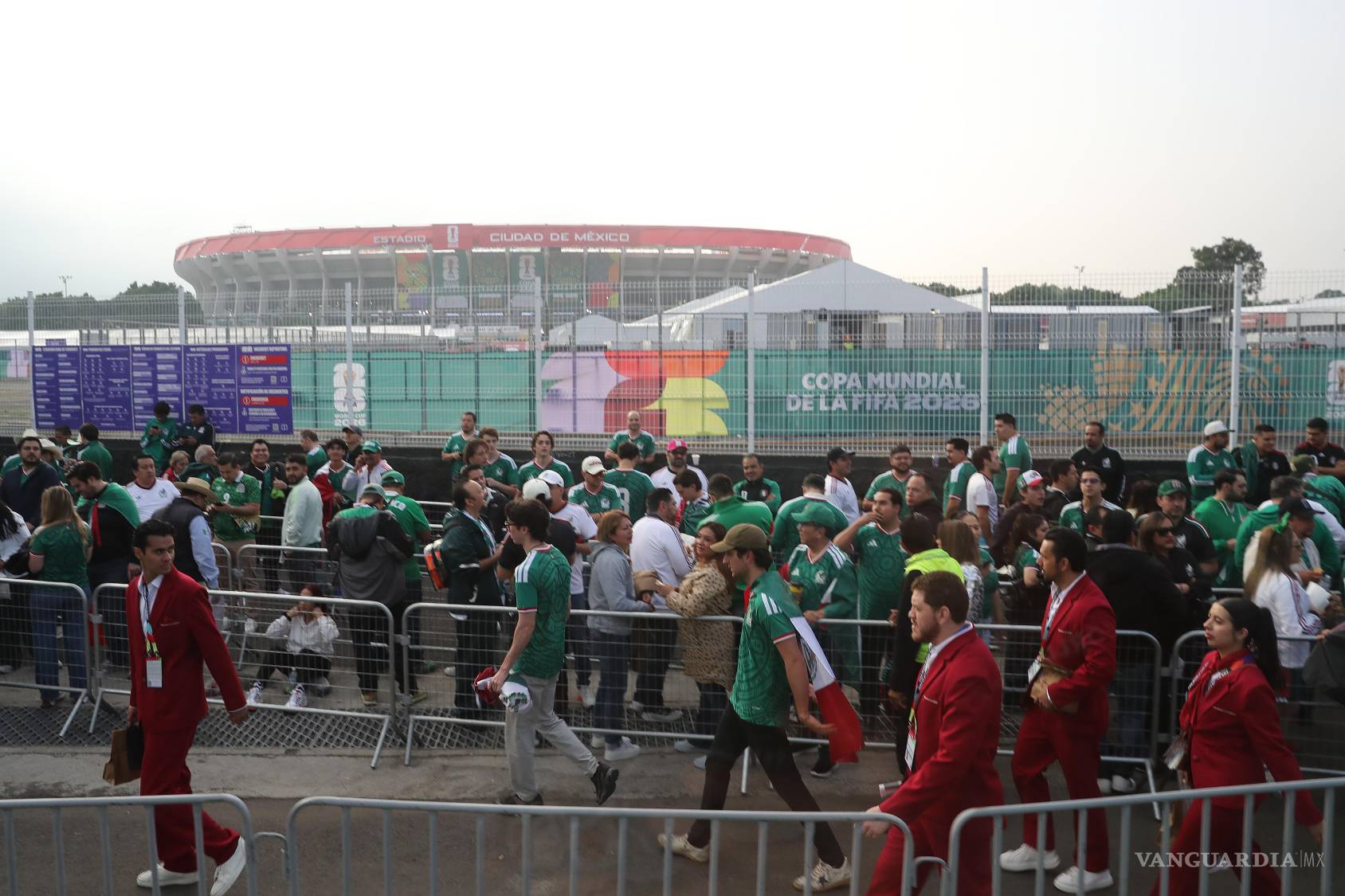 $!Aficionados se reúnen en las inmediaciones del Estadio Azteca para el partido inaugural entre México y Sudáfrica. El torneo arranca bajo la sombra de amenazas arancelarias y políticas migratorias estrictas que contrastan con la promesa de unidad hecha en 2018.
