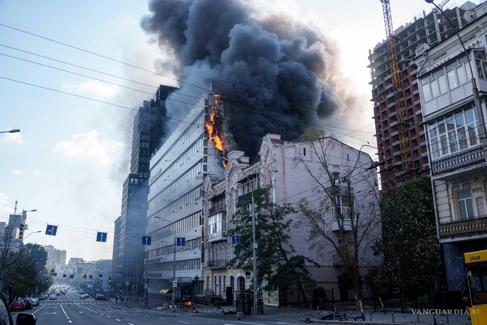 $!Un hospital arde después de un ataque con drones rusos en el centro de Kiev, Ucrania, el lunes 28 de septiembre de 2026.