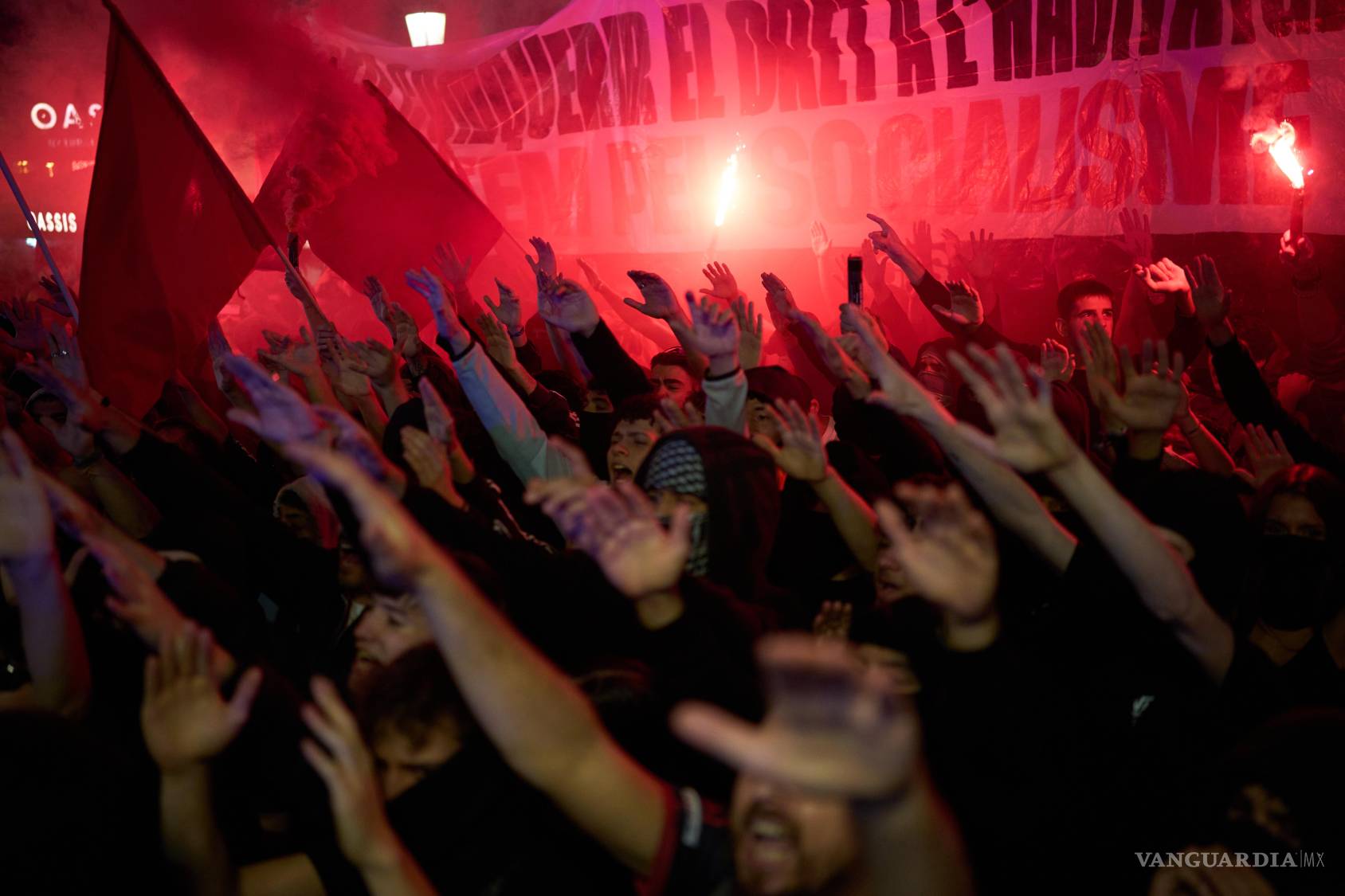 $!Manifestantes marchan en Barcelona el lunes 5 de octubre de 2026 para protestar por la situación de la vivienda en España, apenas unas horas después de que el presidente del Gobierno, Pedro Sánchez, anunciara elecciones generales anticipadas.