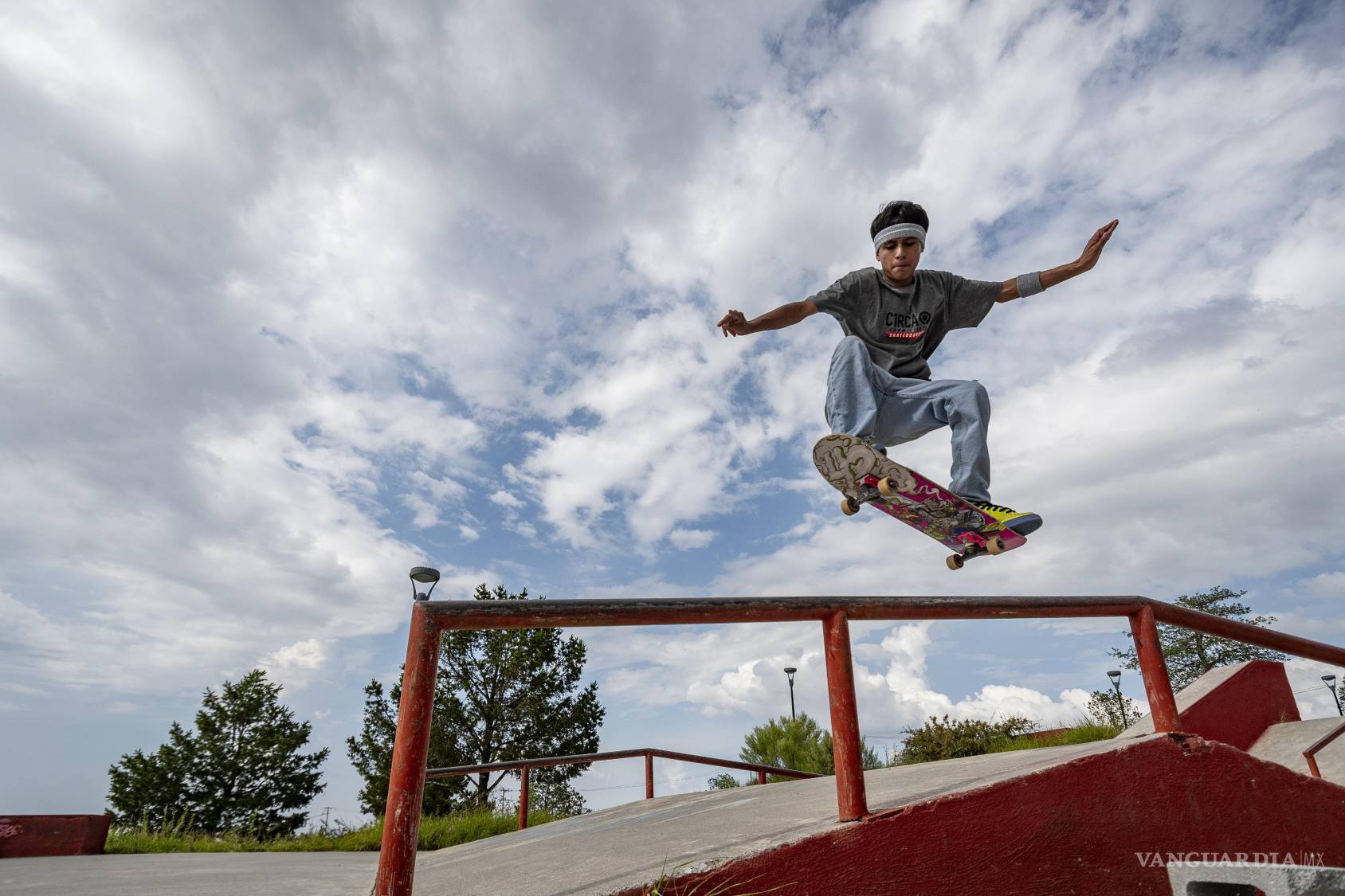 $!Jóvenes patinadores llenaron de energía y acrobacias el parque de Saltillo durante la jornada de skate.