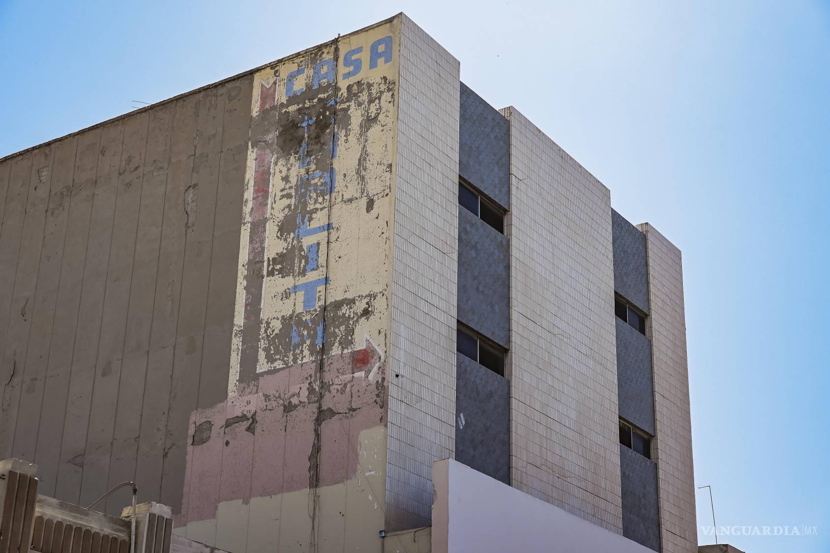 $!Los restos de pintura y anuncios antiguos revelan las distintas transformaciones de un inmueble que alguna vez fue reconocido por su actividad comercial.