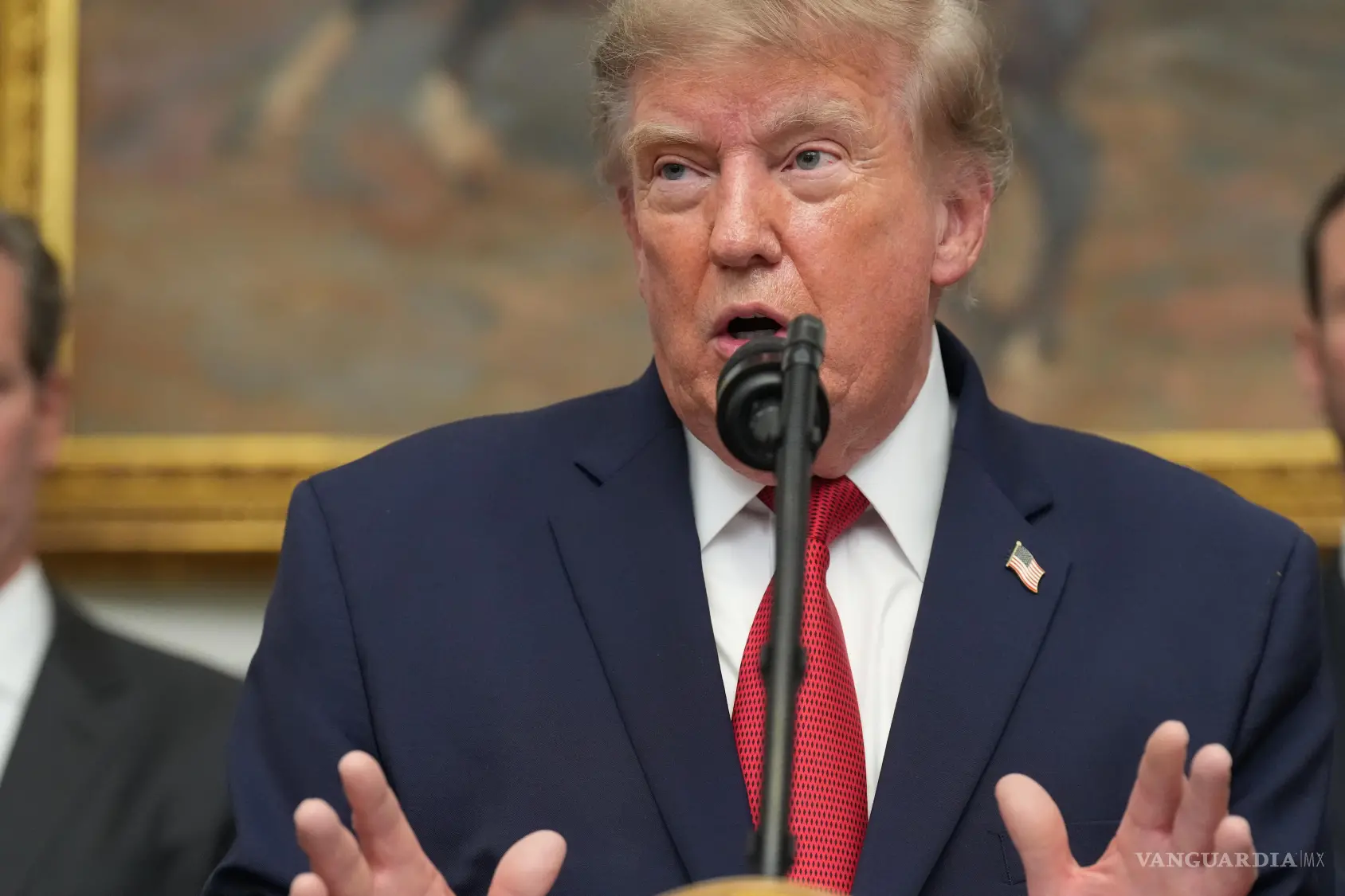 $!El presidente de Estados Unidos, Donald Trump da un discuso en el Salón Roosevelt de la Casa Blanca en Washington.
