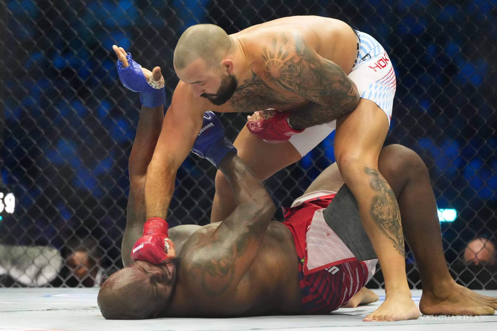 $!Josh Hokit conecta un puñetazo durante su pelea contra Derrick Lewis en el combate de peso pesado del UFC Freedom 250, en el jardín sur de la Casa Blanca.
