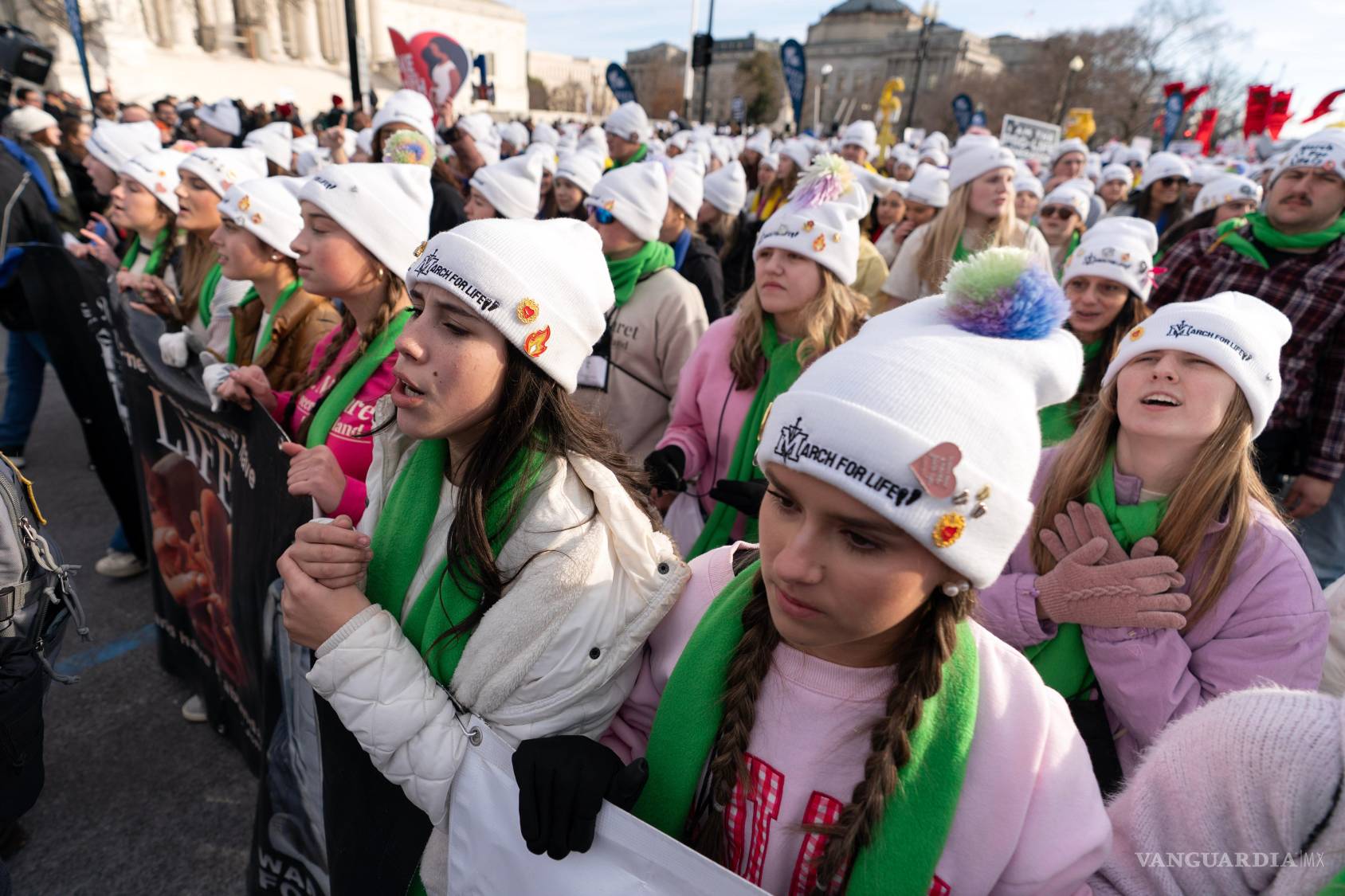 $!Activistas antiaborto protestan en el exterior de la Corte Suprema de Estados Unidos durante la Marcha por la Vida, en Washington, el 23 de enero de 2026.