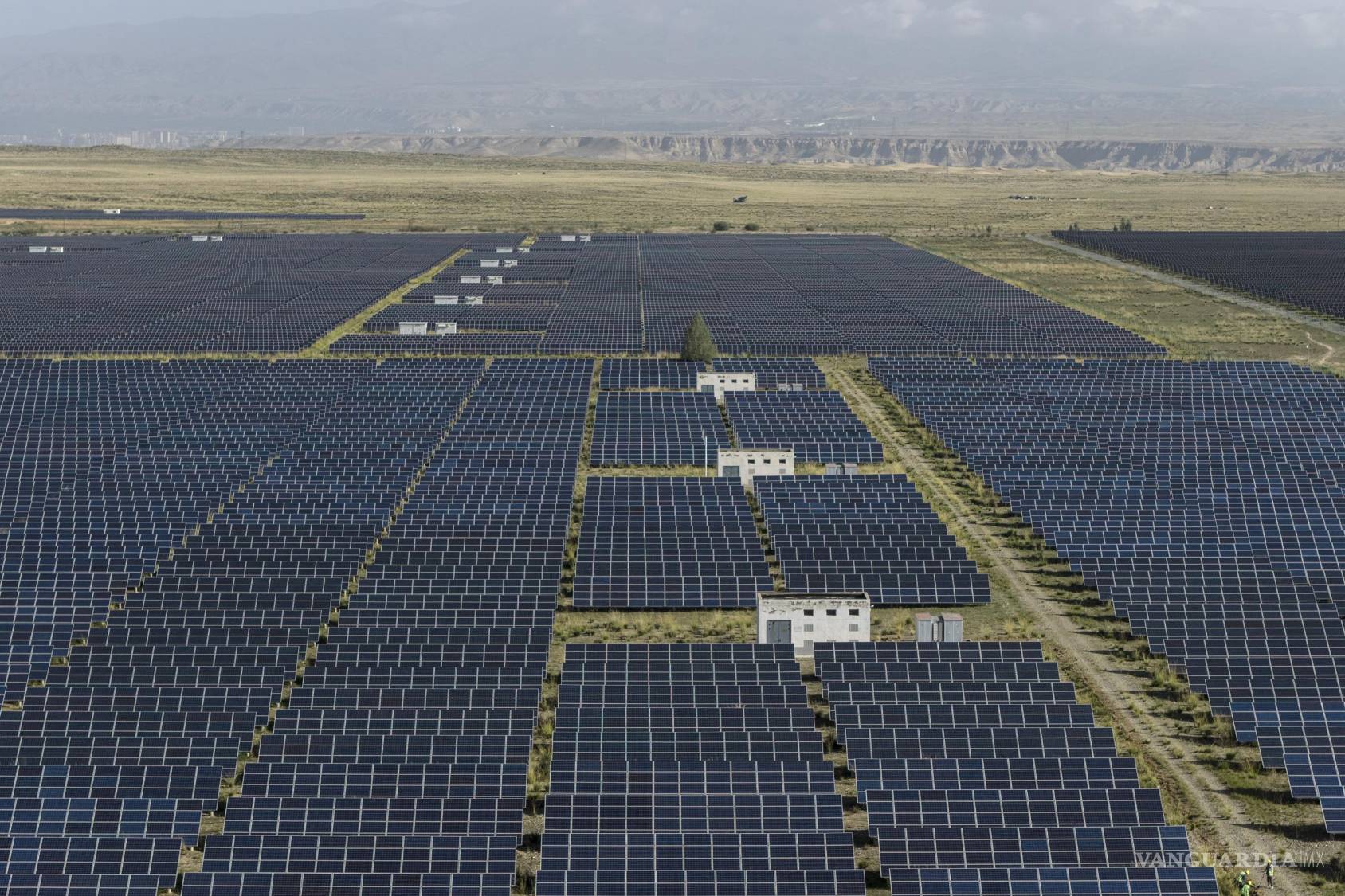 $!Las energías renovables, como los campos de paneles solares, serán un componente clave en el nuevo orden energético, especialmente para los países que buscan reducir su dependencia de las importaciones.
