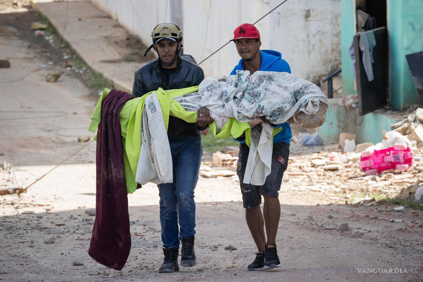 $!Voluntarios rescatan víctimas mortales este jueves, en Catia La Mar, Venezuela.