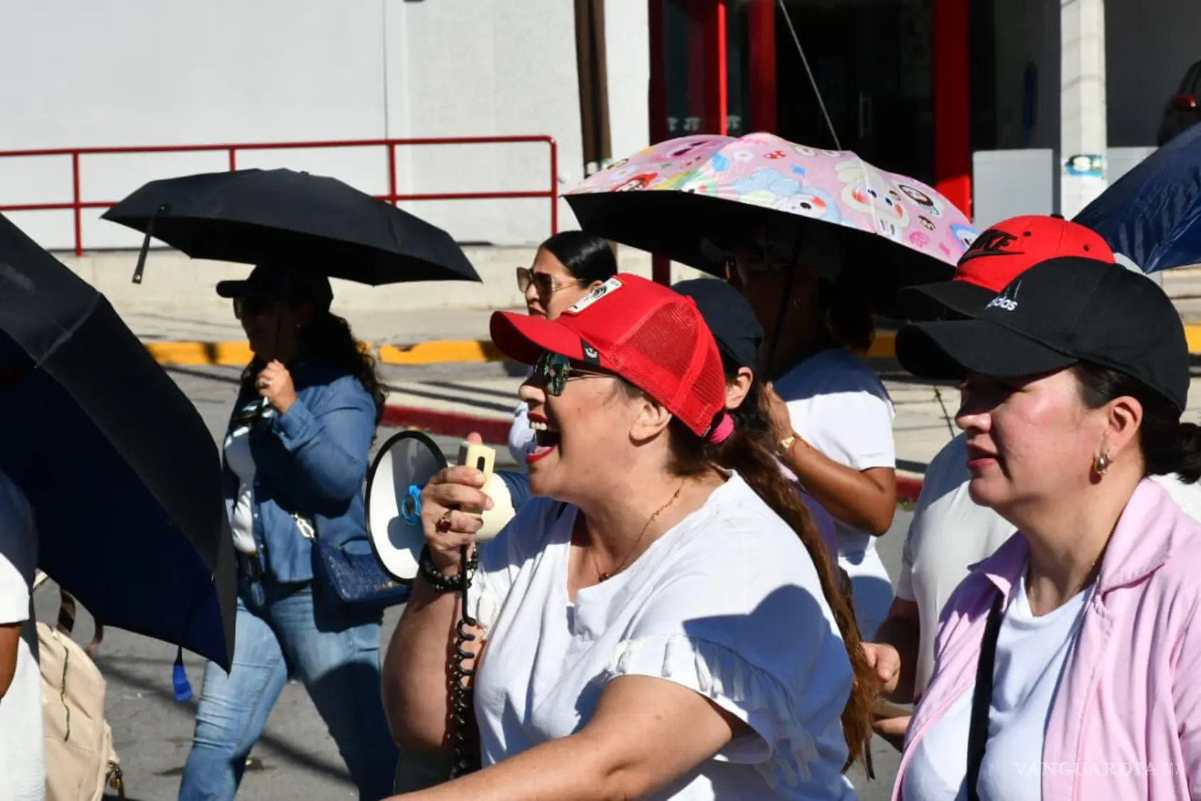 $!La protesta avanzó hacia las oficinas sindicales de la calle Manuel Doblado, donde los trabajadores anunciaron que mantendrían el plantón hasta obtener una solución.
