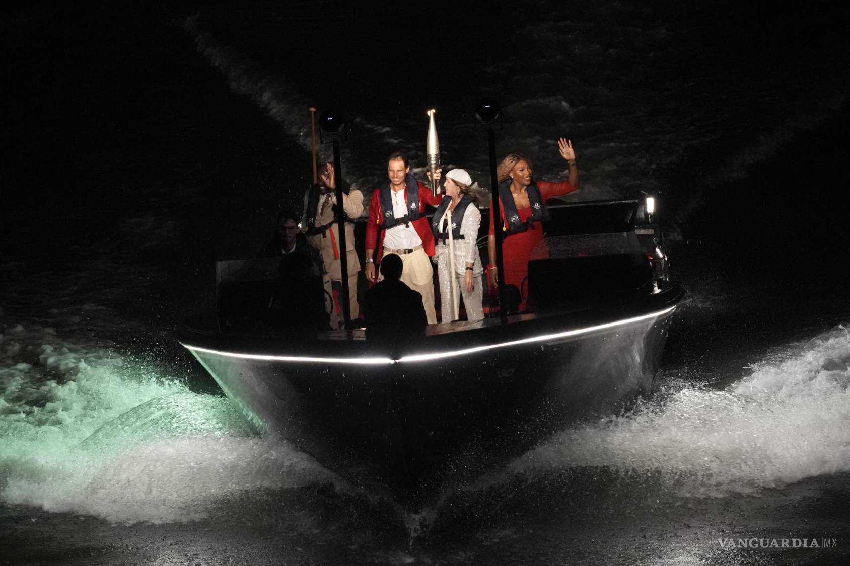 $!Nadia Comaneci, Serena Williams, Nadal, entre otros, viajaron con la antorcha en lancha, hasta el sitio del pebetero.