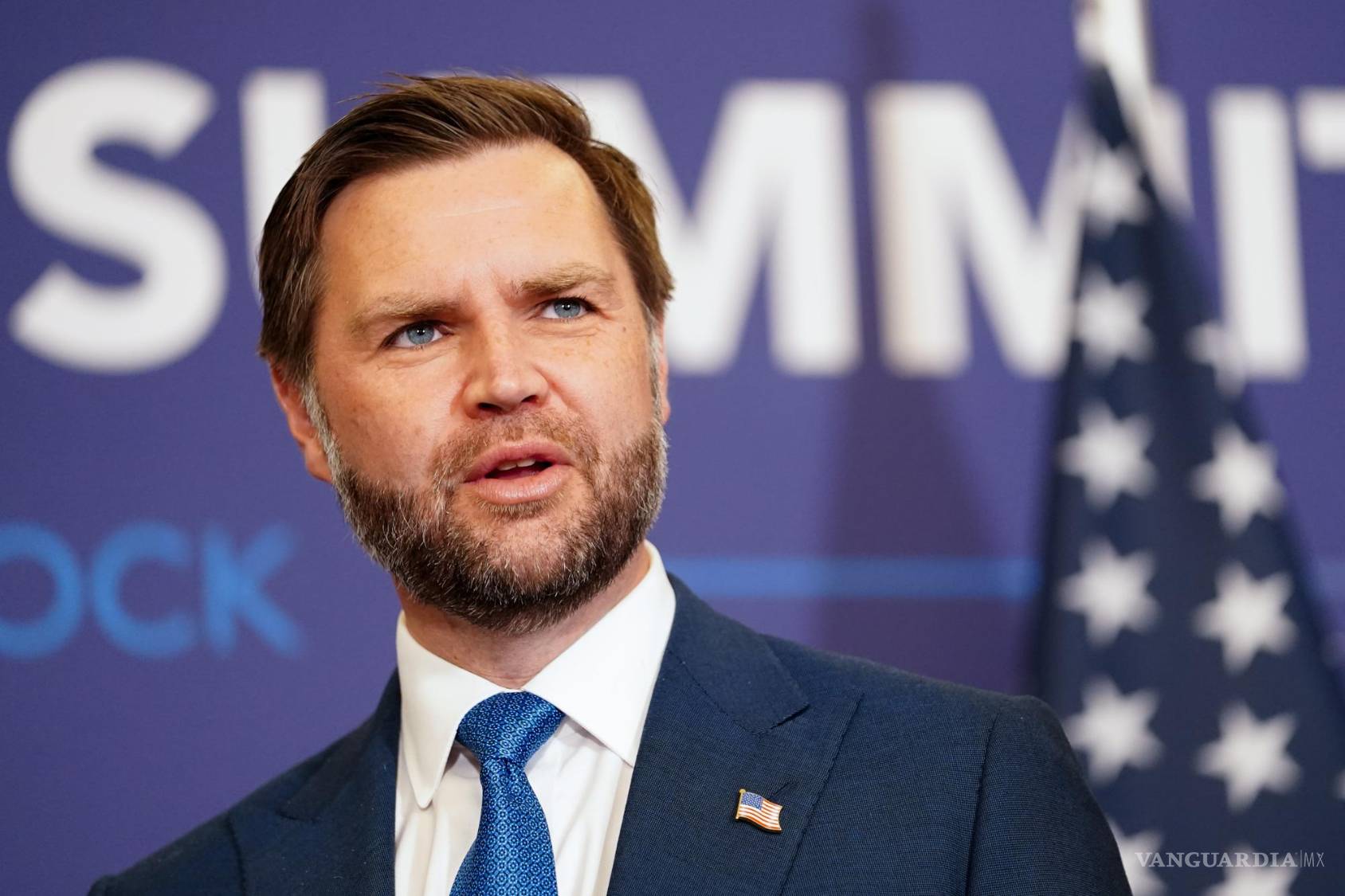 $!Un primer plano del vicepresidente JD Vance durante su intervención en Suiza, donde busca equilibrar una compleja agenda de paz exterior con las presiones de Donald Trump en Washington, quien ya ha adelantado que le culpará si las negociaciones con Irán fracasan.
