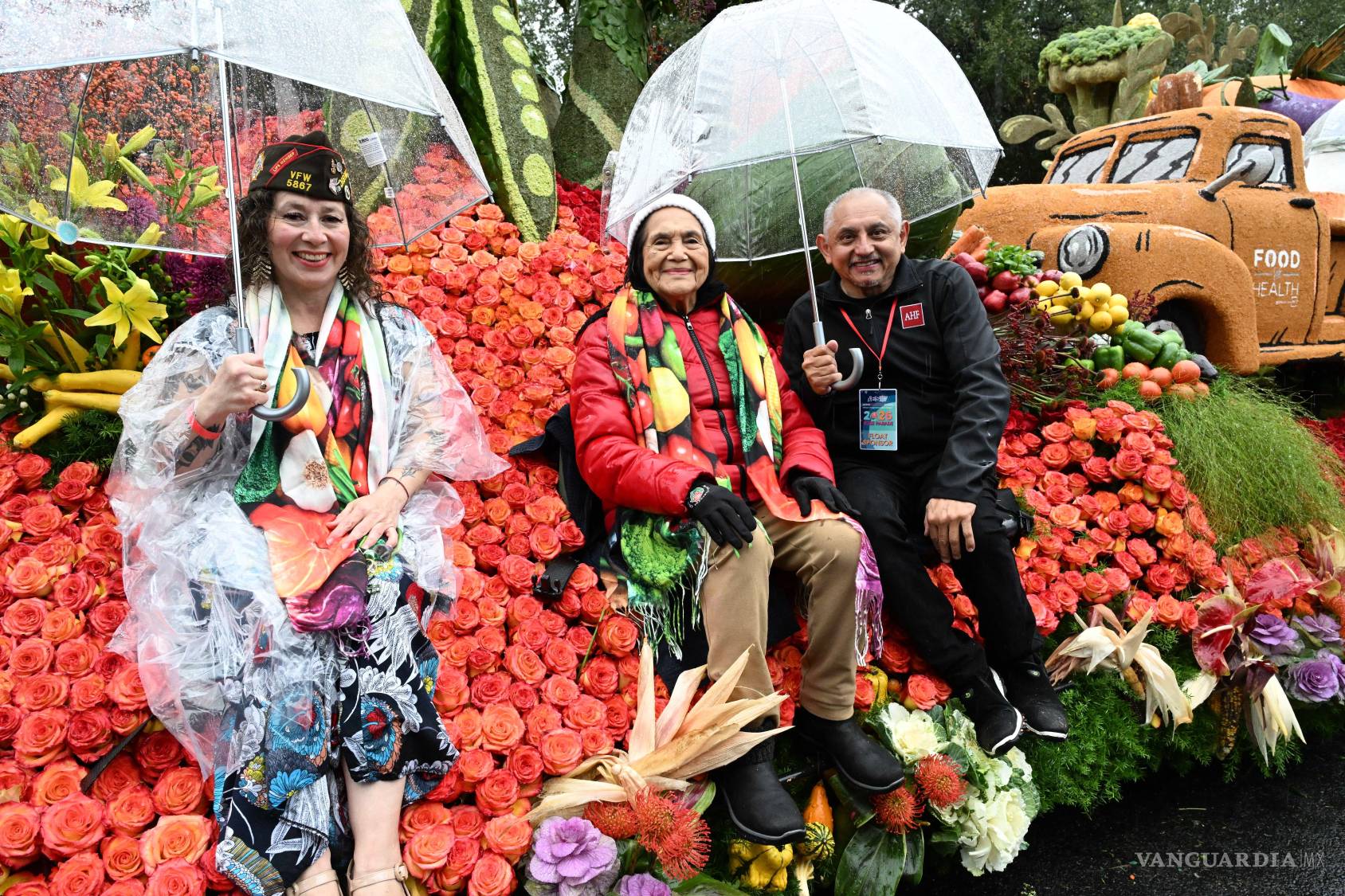 $!Carroza de AHF para el Desfile de las Rosas y Huerta se encuentra en el medio, el miércoles 31 de diciembre de 2025 en Pasadena, California,
