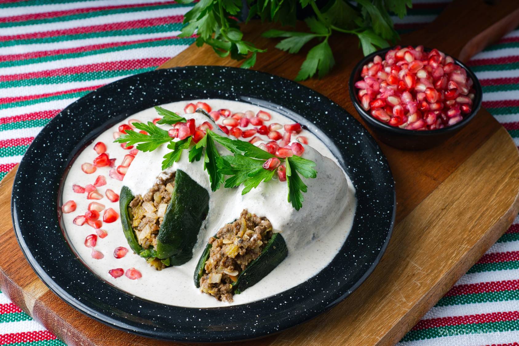 $!Chiles en nogada: Uno de los platillos más representativos de México, famoso por su equilibrio de sabores y colores patrios.