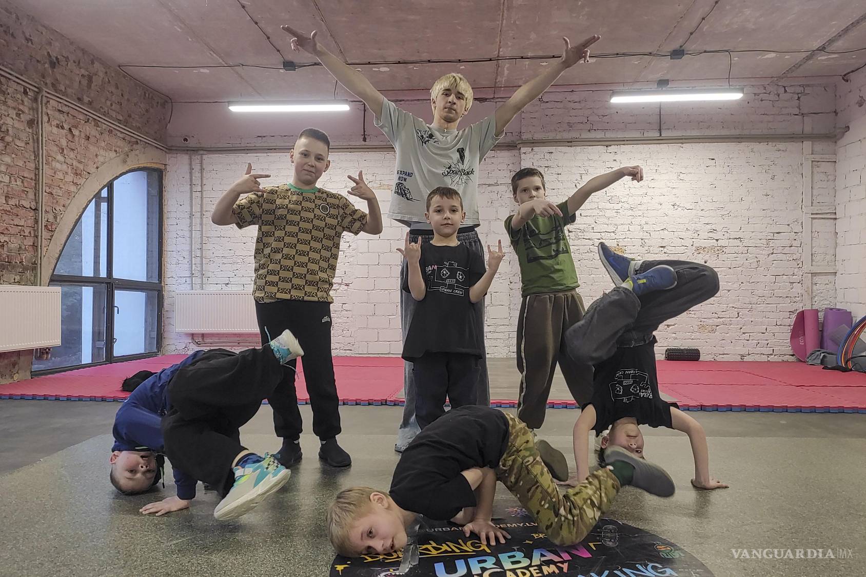 $!Los jóvenes ucranianos intentan no permitir que la guerra les robe la juventud mientras buscan una visión de su futuro.