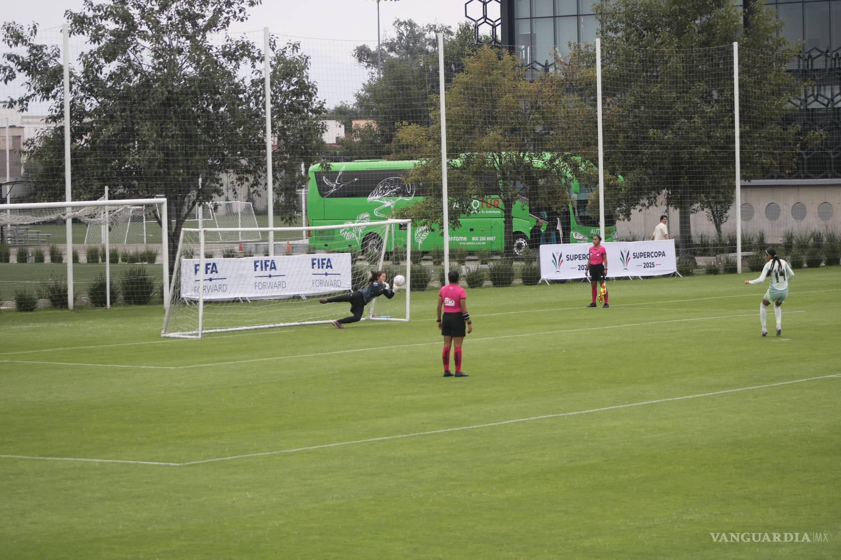 $!En un torneo nacional, María Bárbara siempre mantiene la concentración antes de una tanda de penales decisiva.