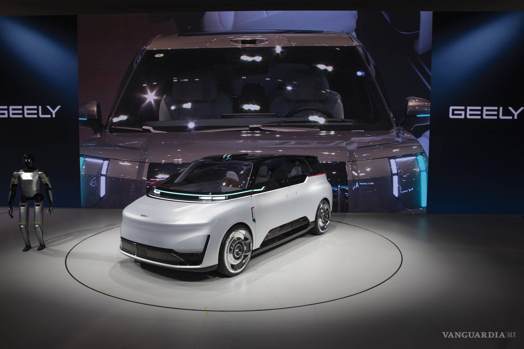 $!Un automóvil Geely se exhibe junto a un robot humanoide en la Exposición Internacional del Automóvil de Pekín 2026, en Pekín, China, el 24 de abril de 2026.