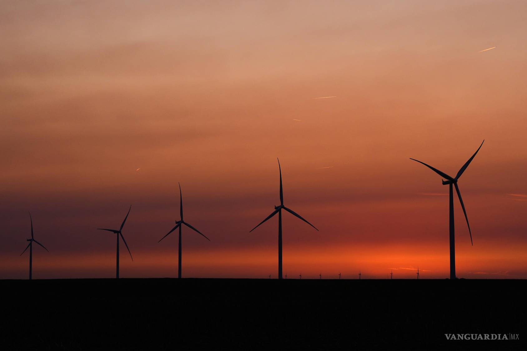 $!Aerogeneradores recortados contra el cielo al atardecer del 15 de mayo de 2026, cerca de Cimarron, Kansas.