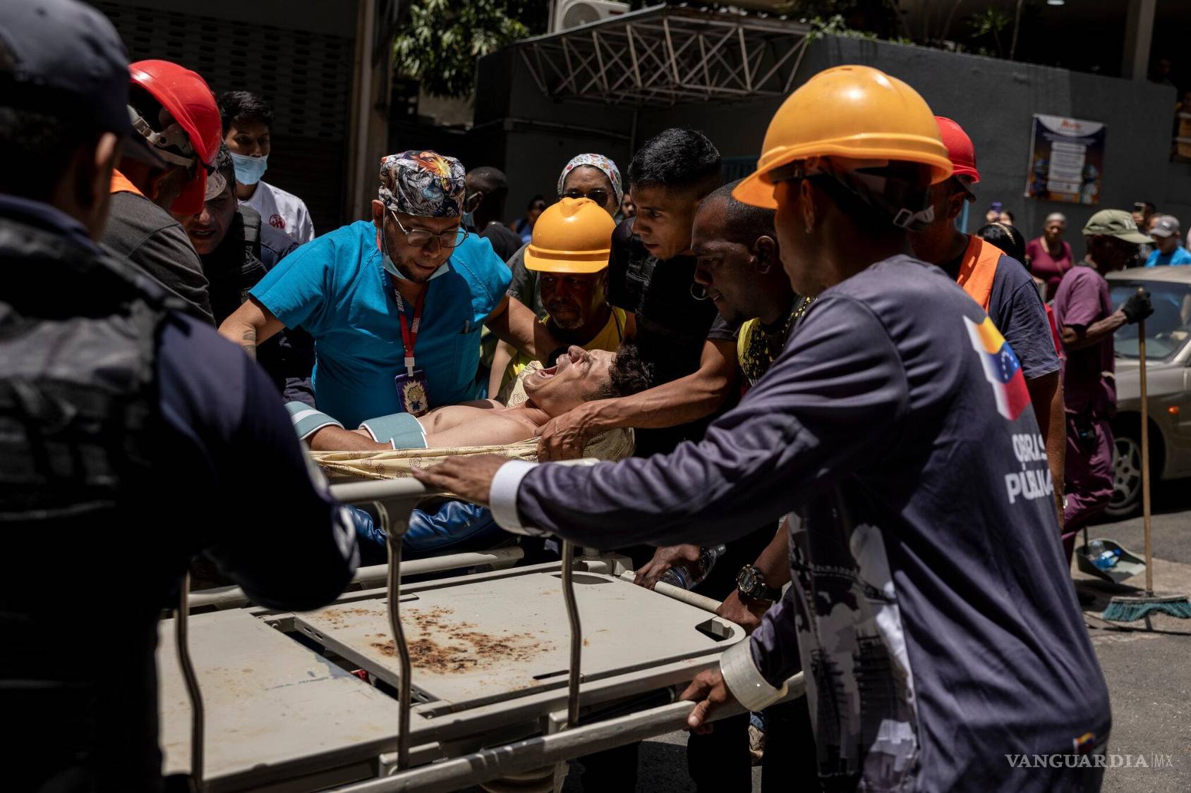 $!Un sobreviviente el viernes. Alrededor de 1,400 edificios habían resultado dañados, incluidos 13 hospitales y 25 centros comerciales.