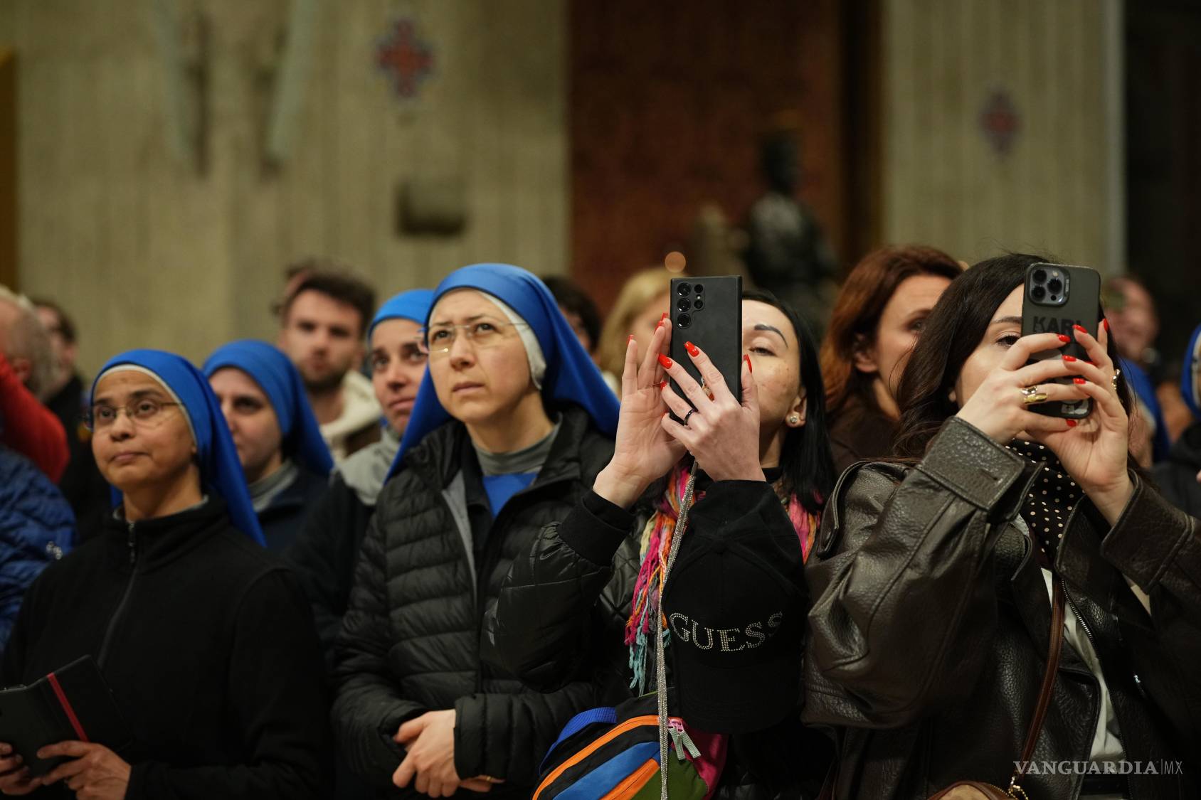 $!Fieles esperan la exhibición del Velo de Verónica, una reliquia que se cree se usó para limpiar el rostro de Jesús durante su crucifixión.
