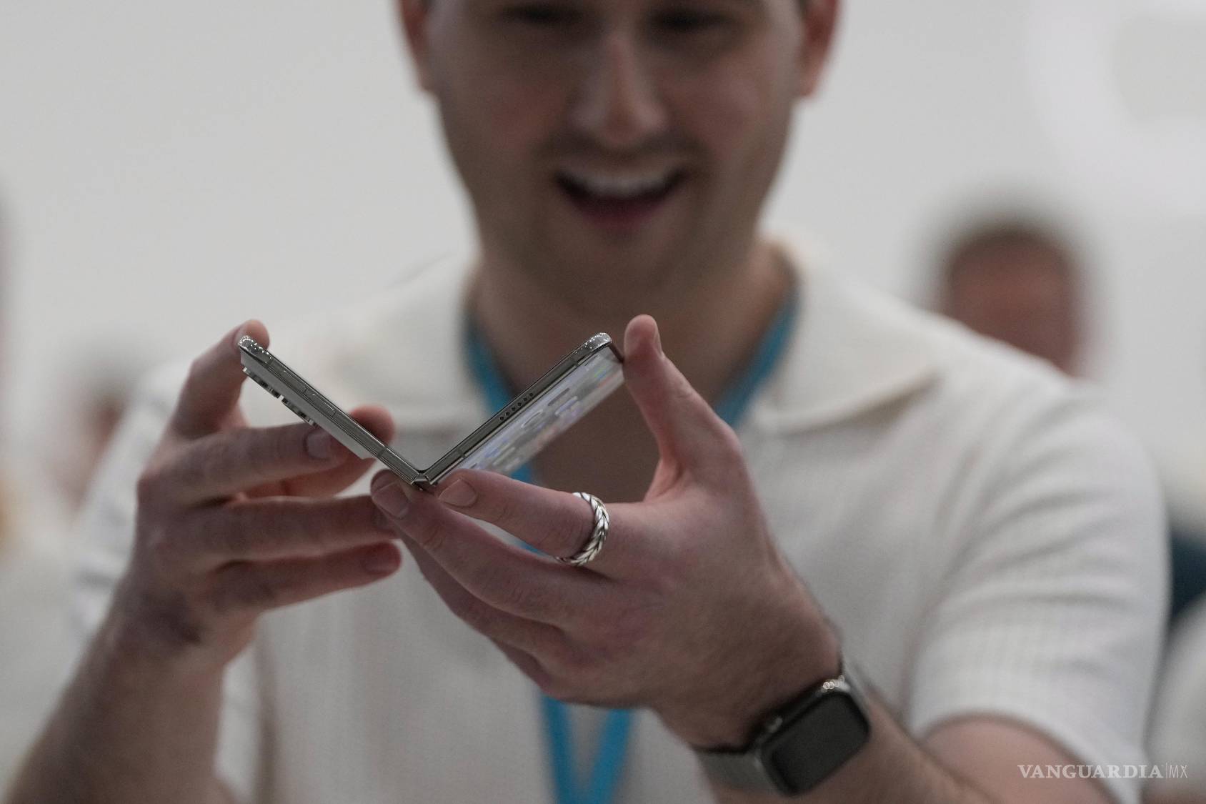 $!Un asistente sostiene un iPhone Duo durante el anuncio de nuevos productos el miércoles 9 de septiembre de 2026, en el campus de Apple en Cupertino, California.