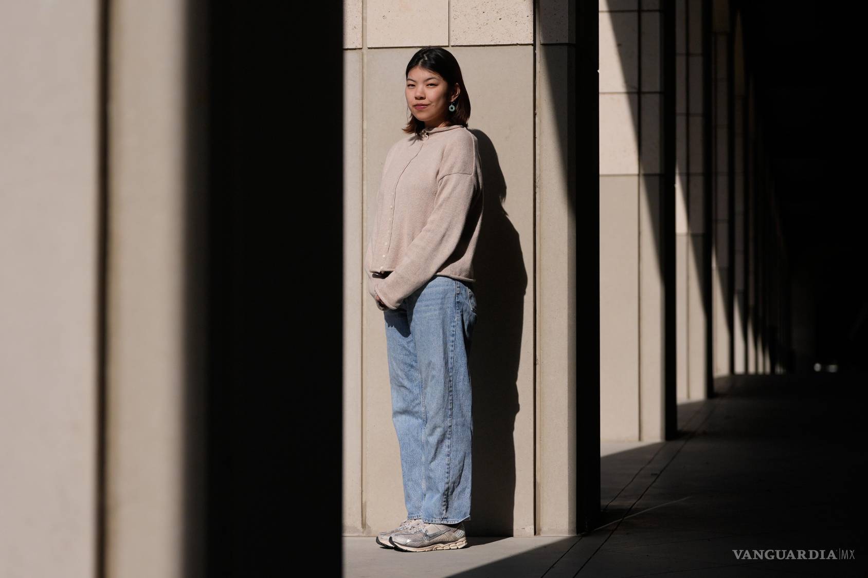 $!Myra Cheng, candidata a doctora en informática por la Universidad de Stanford, posa para las fotos en el campus universitario de Stanford, California.