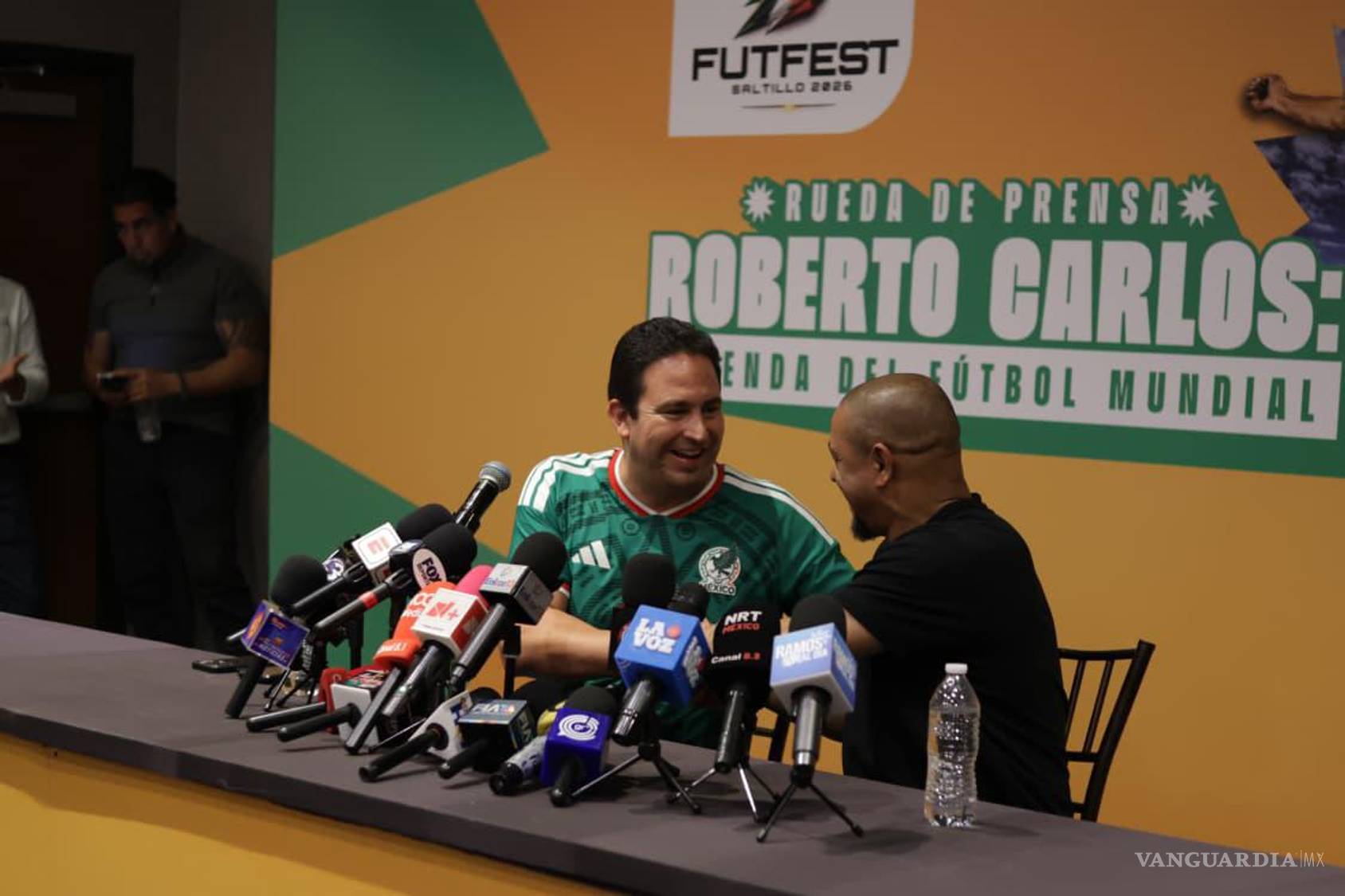 $!Acompañado por el alcalde Javier Díaz González, Roberto Carlos destacó la importancia del deporte como herramienta para el desarrollo de niñas, niños y jóvenes.