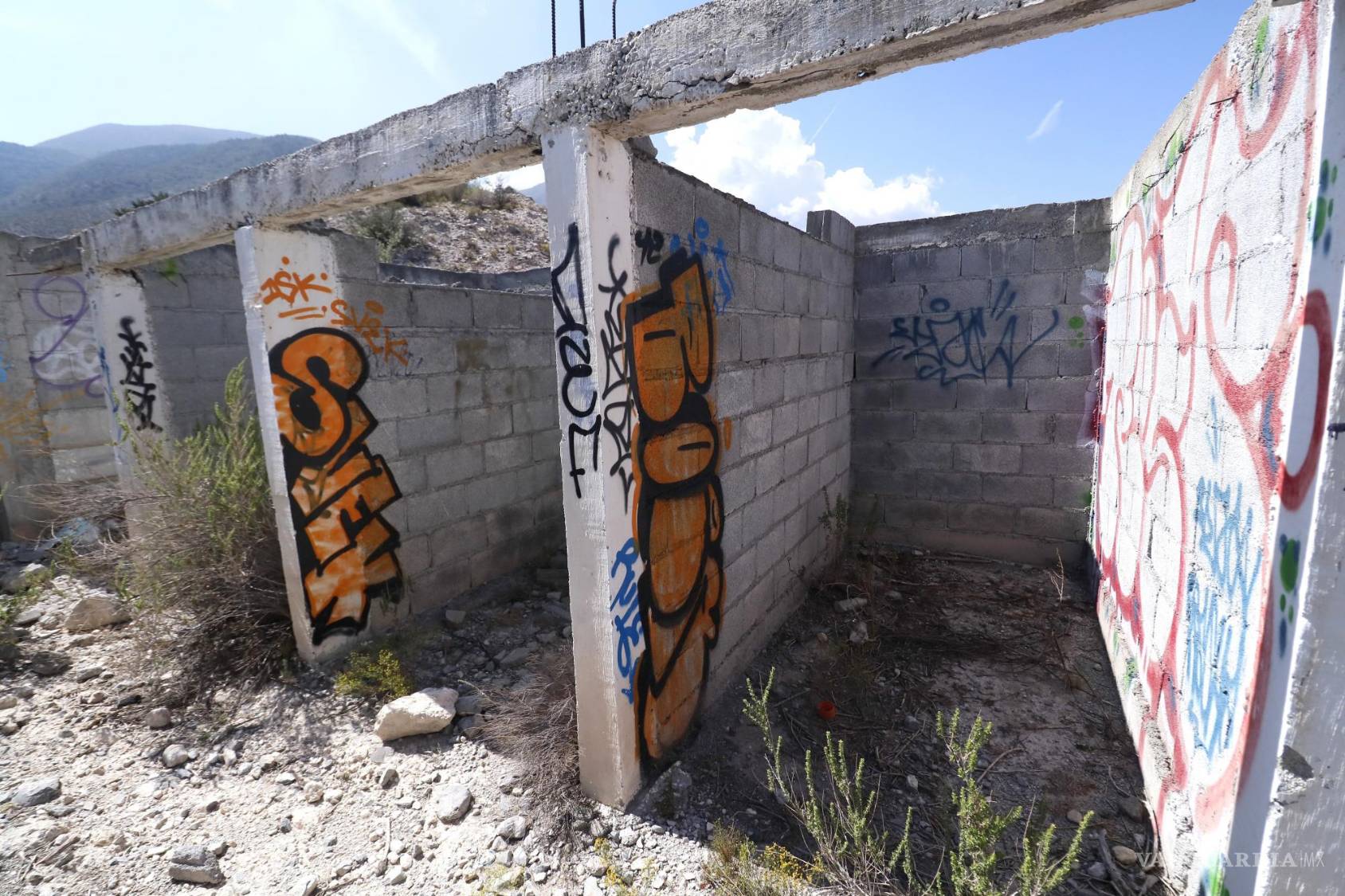 $!Completamente vandalizada y en abandono se encuentra la plaza construida cerca del fraccionamiento Sierra Azul, en las faldas de la Sierra de Zapalinamé.