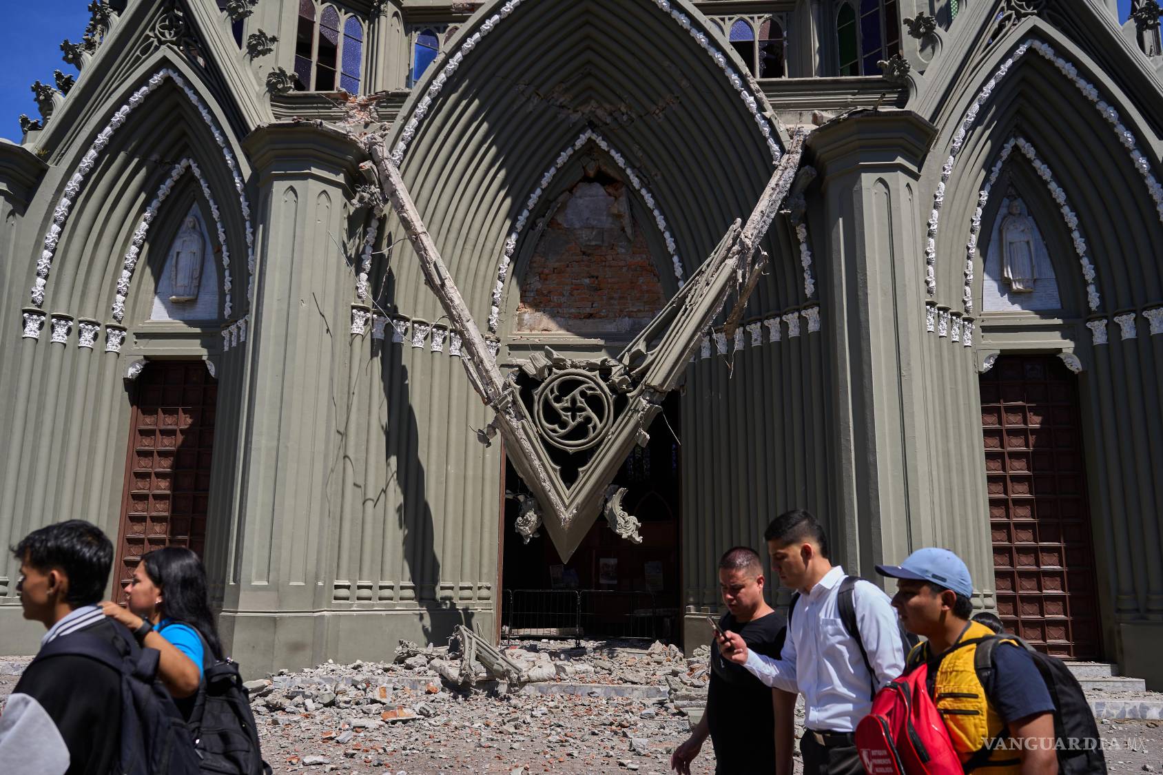 $!El colapso parcial de la Catedral de Manizales dejó escombros en la Plaza de Bolívar.