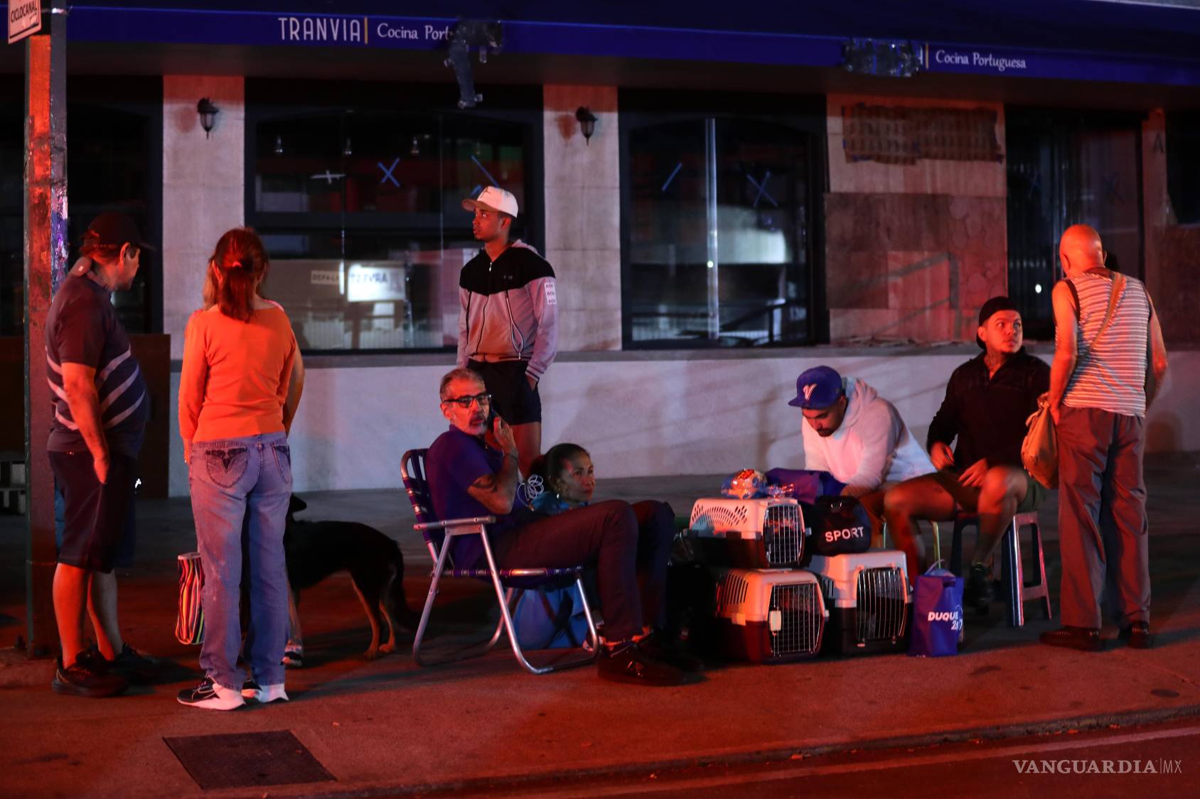 $!Personas esperan afuera de sus viviendas este miércoles, luego de los terremotos de magnitud 7,5 y 7,2 ocurridos en Venezuela, que han dejado numerosos edificios derrumbados y fachadas con grietas.