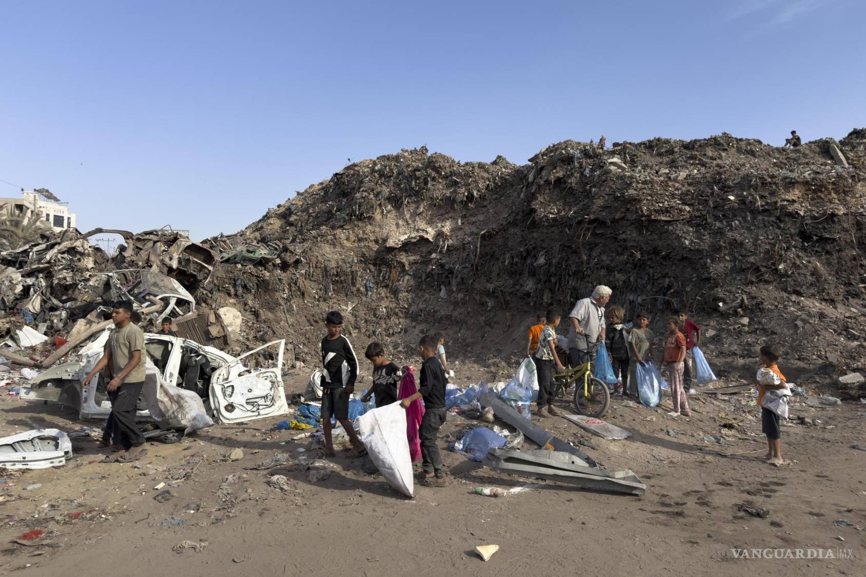 $!Casi ocho meses después de un acuerdo de alto el fuego que no ha detenido los bombardeos israelíes, la situación humanitaria de los dos millones de gazatíes es crítica.