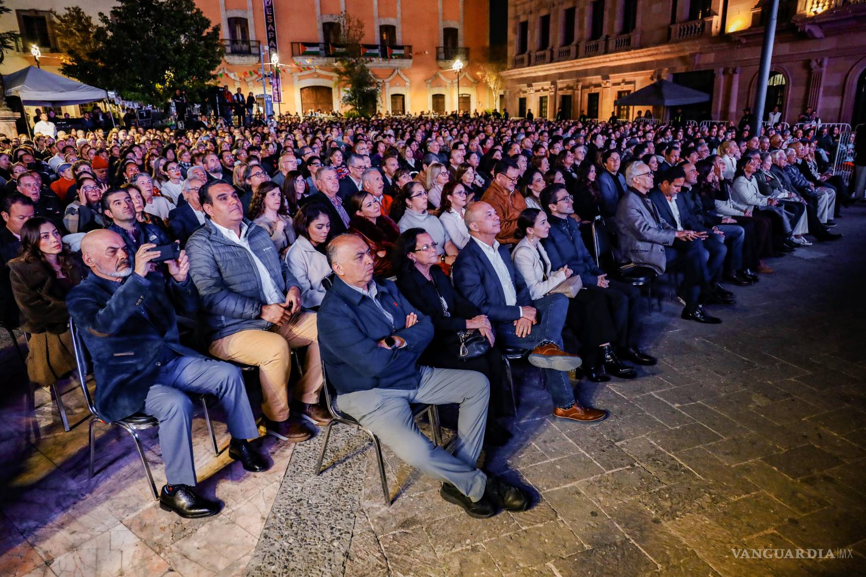 $!Entre el frío y las campanas Elina Garanca le canta a Saltillo en la Plaza de Armas