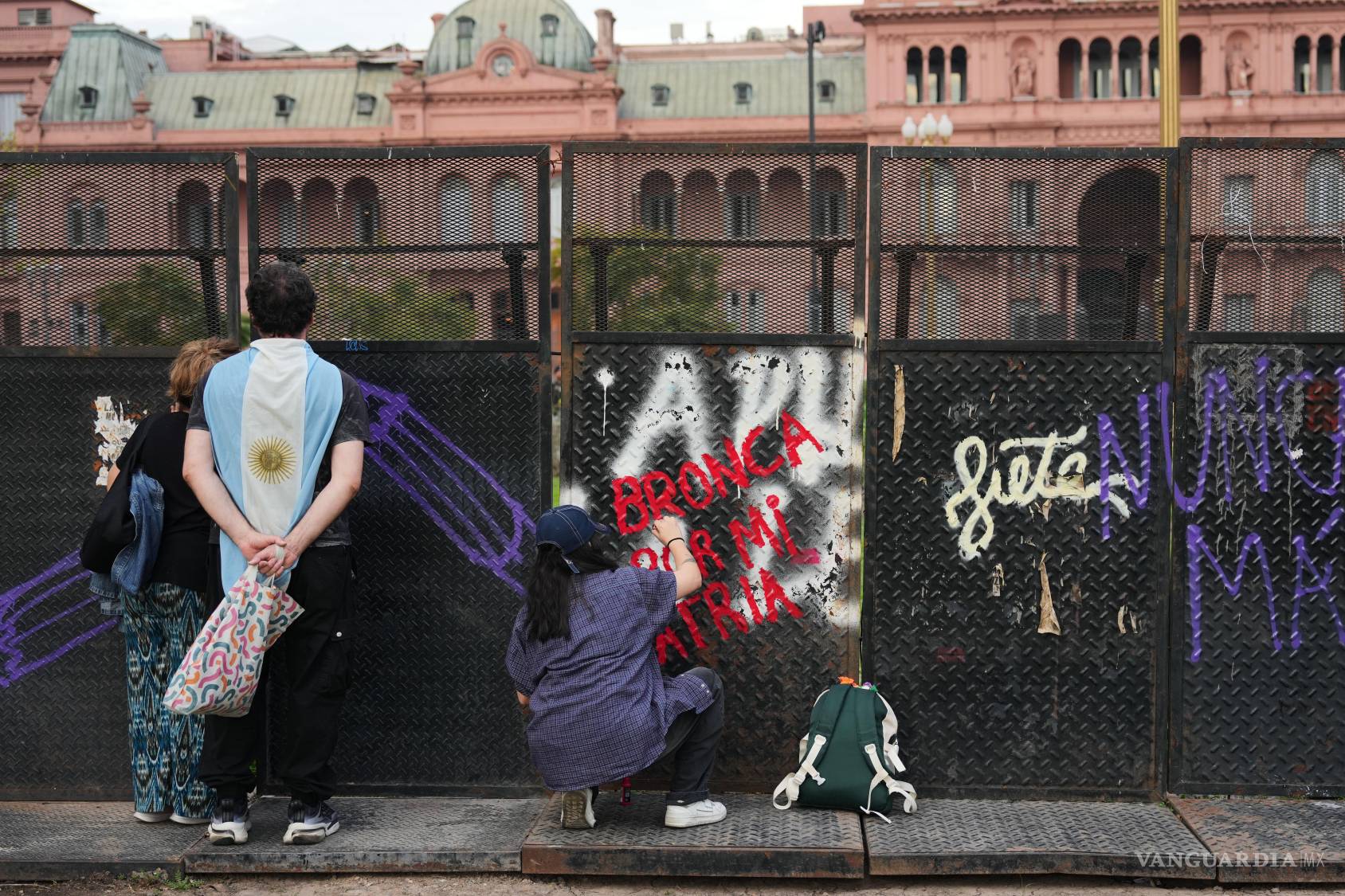 $!Una persona contraria al gobierno escribe bronca por mi patria en una valla ante la casa de gobierno en Buenos Aires, Argentina, el 19 de septiembre de 2026.