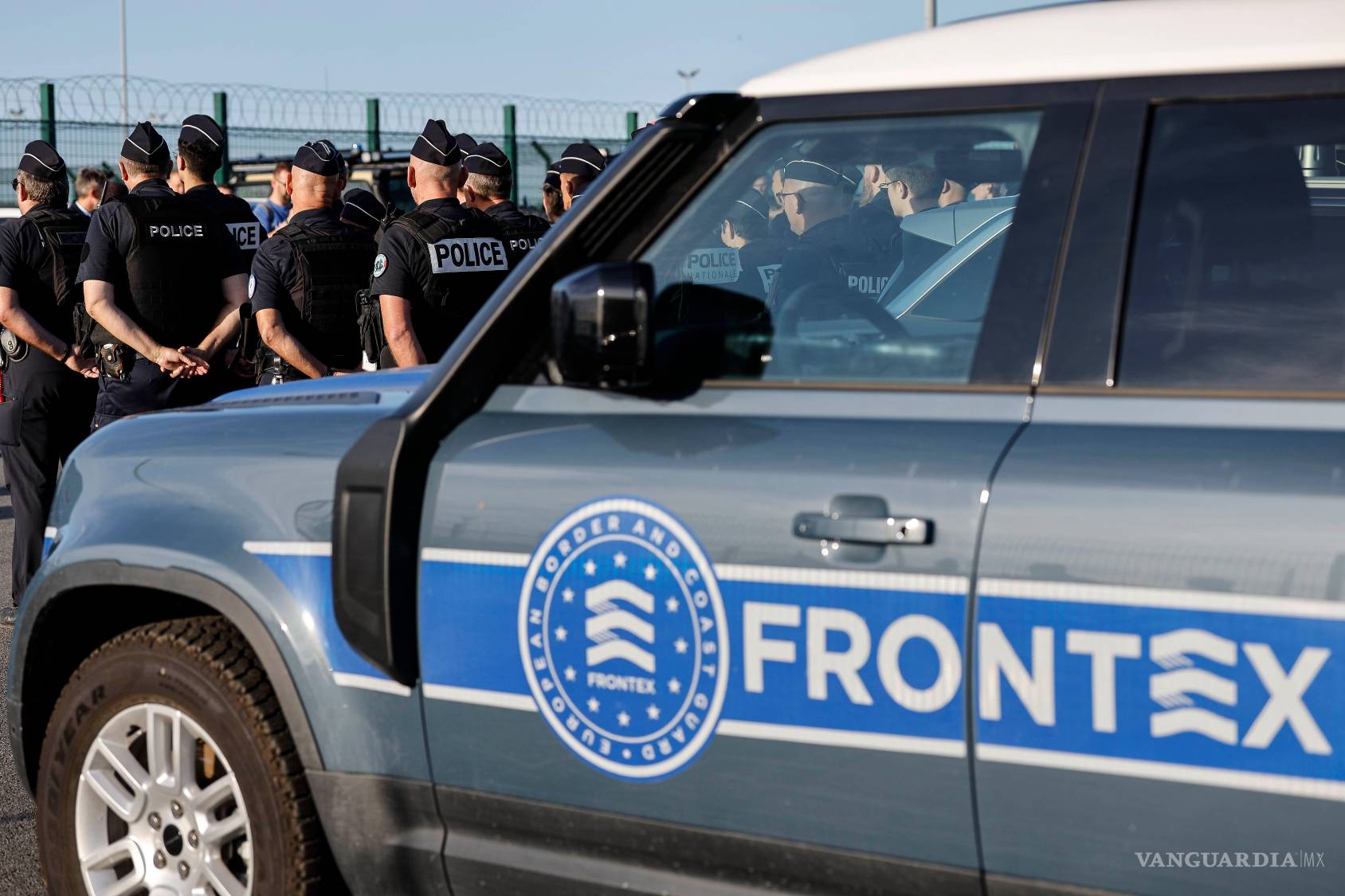 $!Autoridades francesas vigilan las playas del norte del país para impedir que migrantes crucen el Canal de la Mancha.