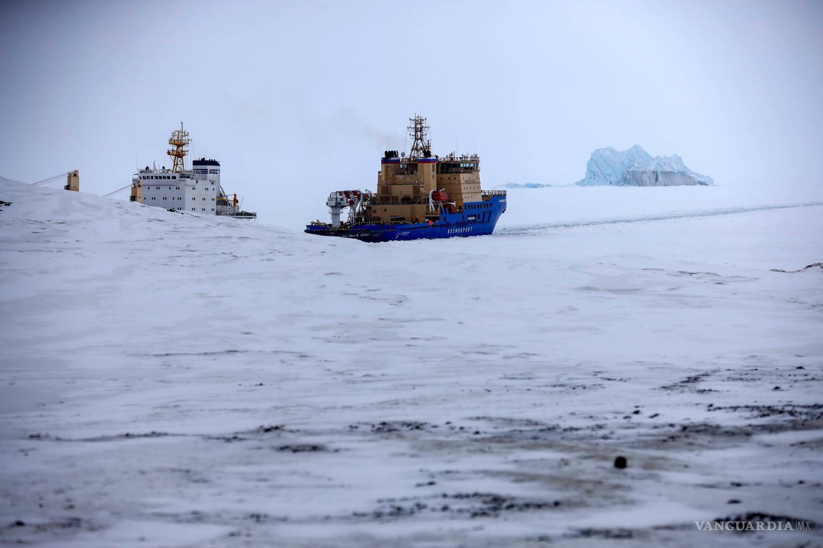 $!17/03/2021. Un rompehielos abre camino a un buque carguero en las inmediaciones de un puerto en la isla Alexandra Land cerca de Nagurskoye, Rusia.