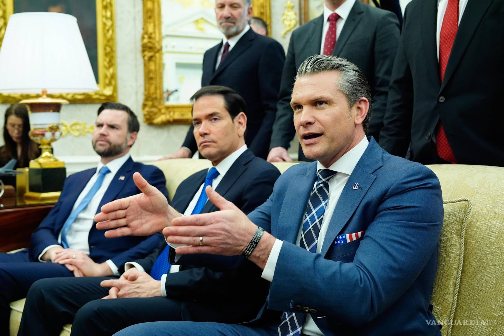 $!El secretario de Defensa, Pete Hegseth, el vicepresidente JD Vance y el secretario de Estado Marco Rubio en el Despacho Oval de la Casa Blanca.