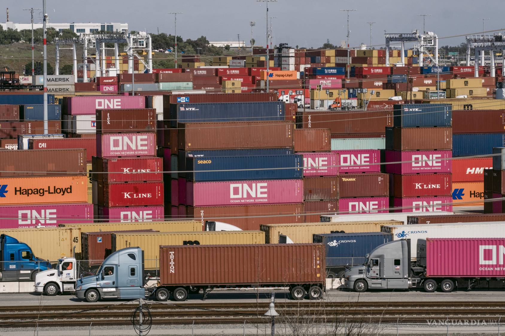 $!Camiones transportan contenedores y otras cargas a través de la terminal del Puerto de Los Ángeles, en San Pedro, California.