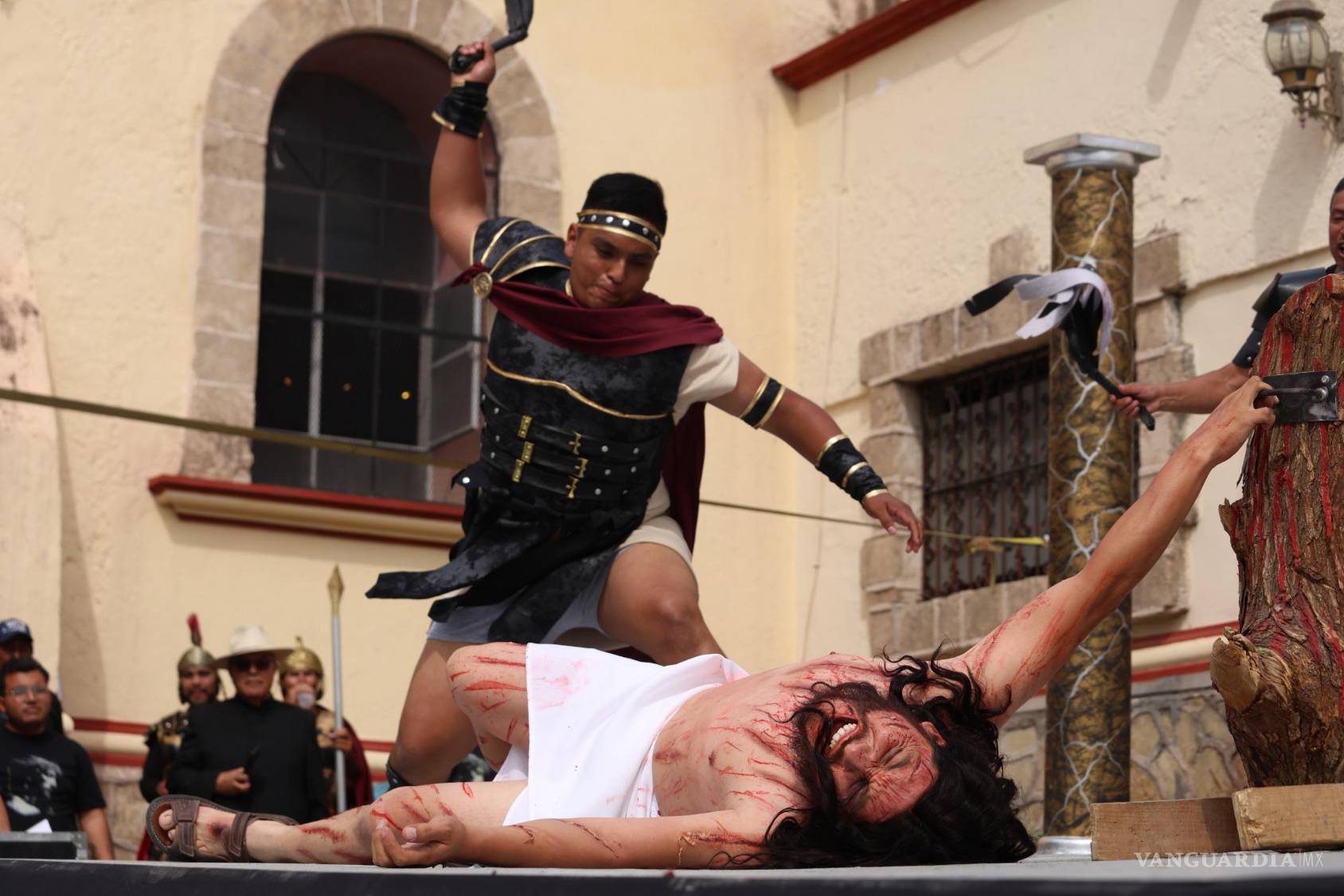 $!Jesús recibió los golpes en el primer momento de su condena, mientras la multitud observa en silencio.