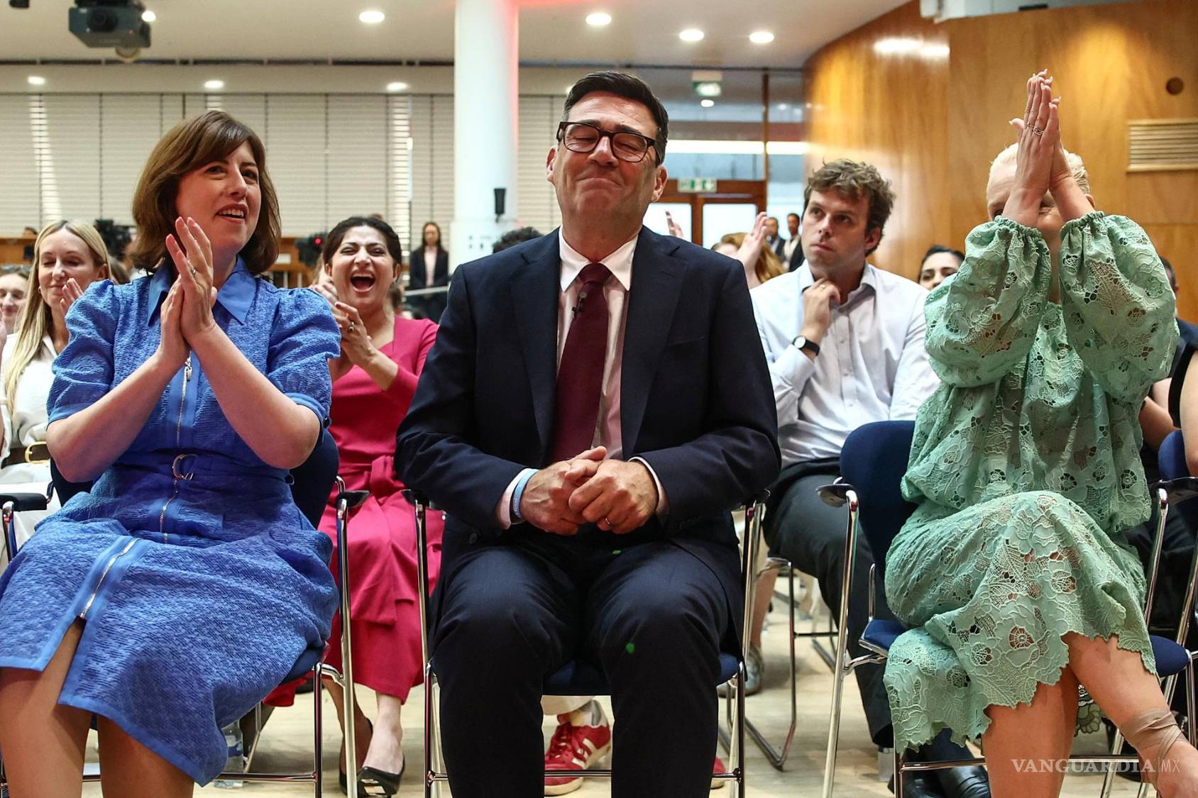 $!Andy Burnham junto a su esposa Marie-France van Heel (i). La subdirectora del PL, Lucy Powell (I), aplaude tras ser confirmado como nuevo líder del Partido Laborista