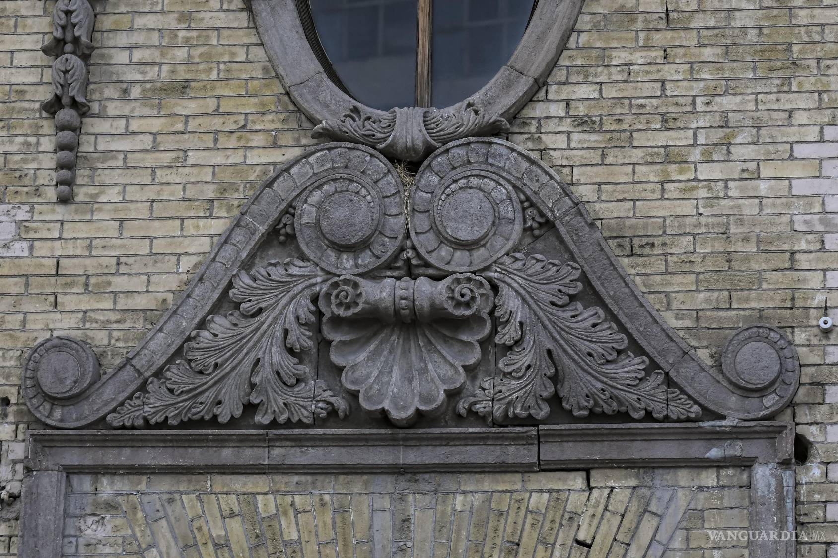 $!Un ornamento de la fachada de Del Sol, establecimiento recordado también por sus escaleras eléctricas. Sobre la actividad comercial permanece una arquitectura que sólo aparece cuando la mirada abandona los escaparates y se dirige hacia arriba.