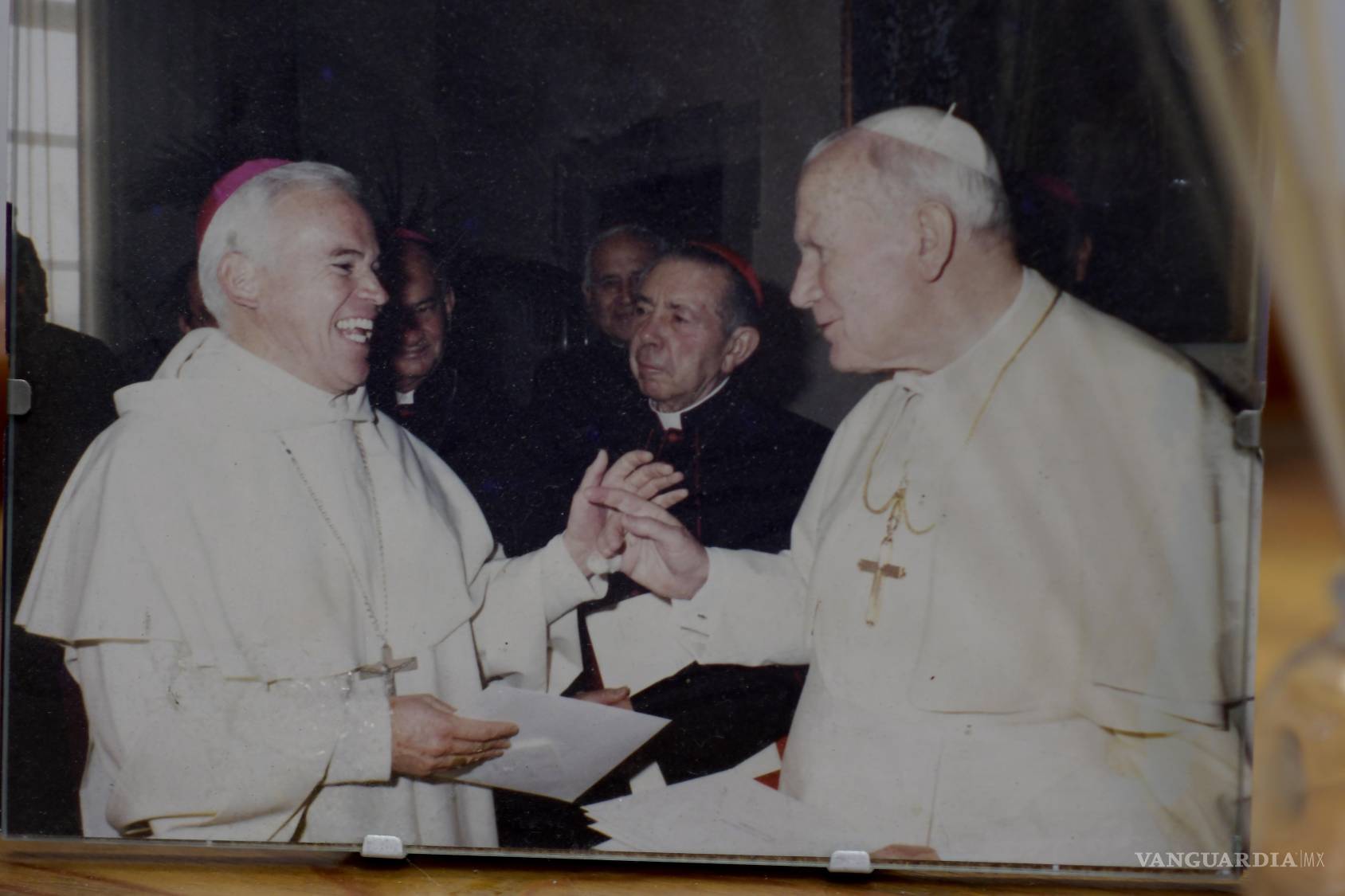 $!Raúl Vera en audiencia con el Papa Juan Pablo II, durante una etapa marcada por coincidencias pastorales y también por controversias con sectores de la Iglesia.
